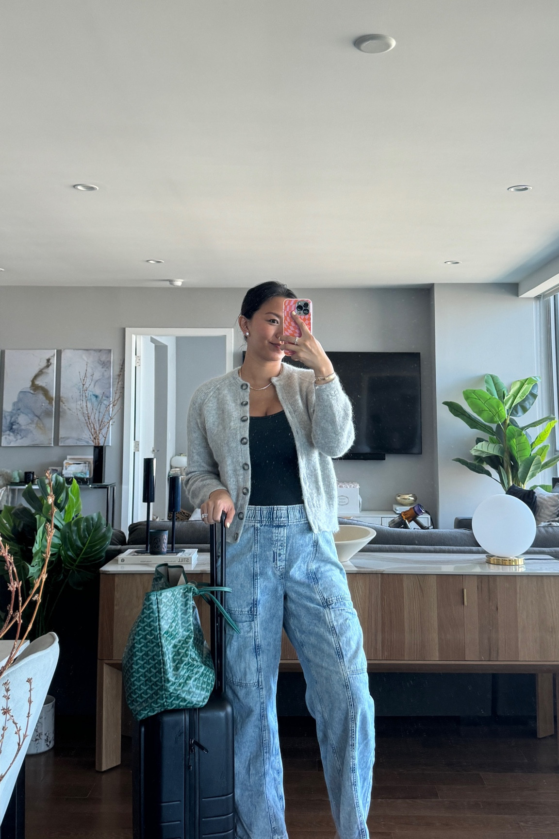 comfy chic travel ootd featuring these jeans that feel like sweatpants

#LTKTravel #LTKStyleTip #LTKFindsUnder50