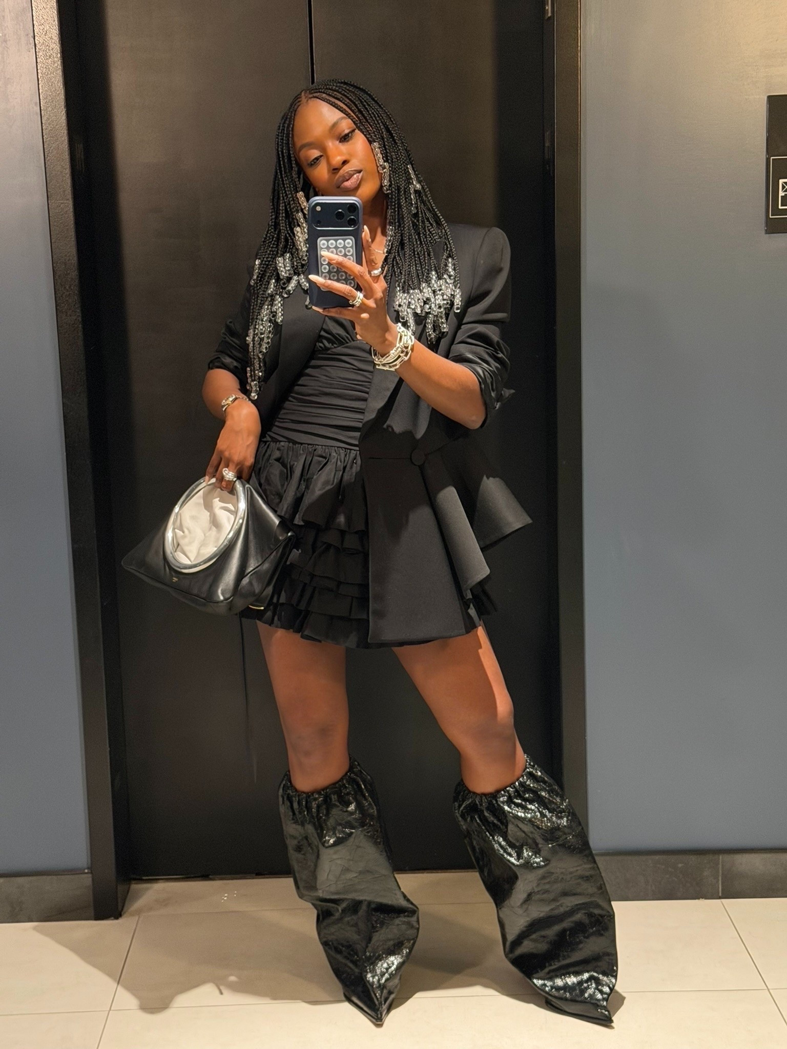going out outfit | club outfit women | black top + mini skirt + boots | night out look 🖤