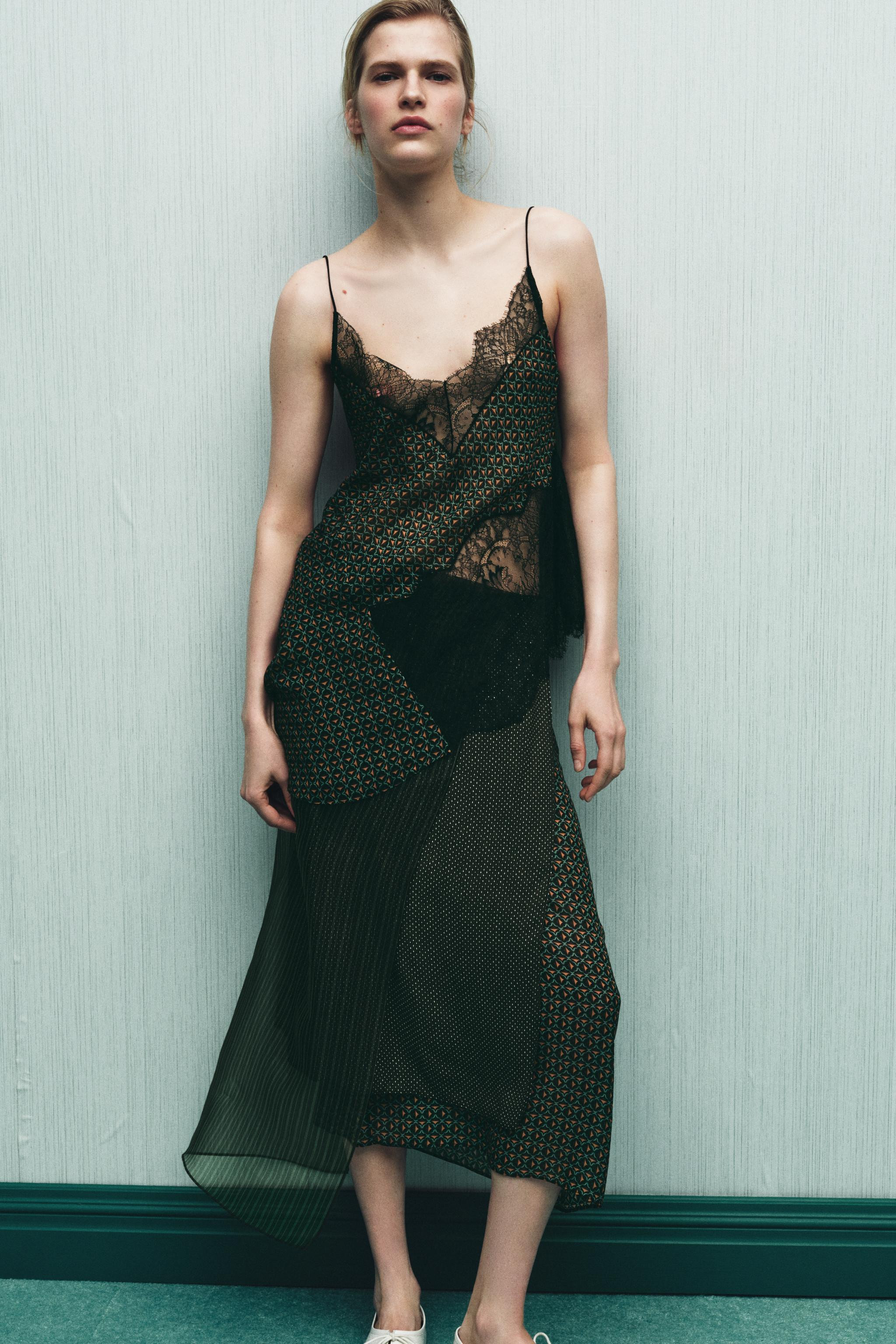 Model height: 177 cmLow-rise printed pareo skirt made of 100% viscose yarn. Asymmetric hem. Invis... | Zara UK