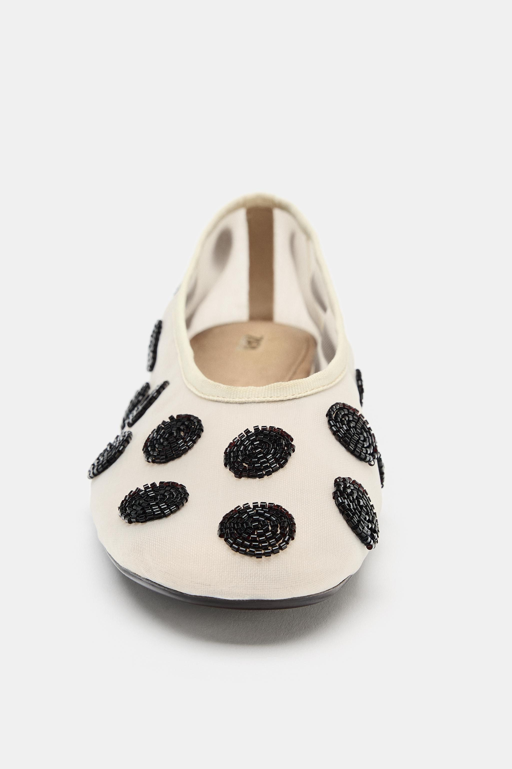 Flat ballet flats. Printed mesh upper with bead detailing. Rubber flat sole. Rounded toe.Sole hei... | Zara US