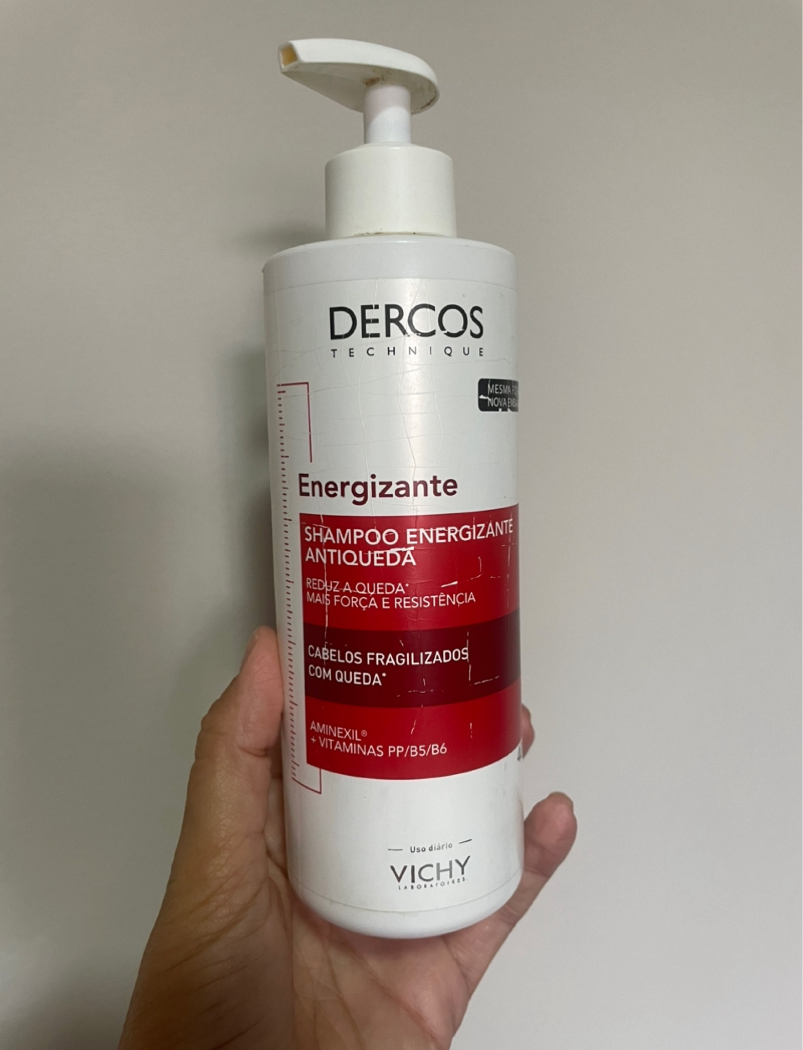 Esse shampoo mudou meu cabelo e ajudou na queda 

•Shampoo Dercos Energizante da
Vichy

Sobre o produto:
• É um tratamento capilar antiqueda
• Indicado para cabelos com queda e quebra
• Fortalece a fibra capilar
• Limpa muito bem os fios sem ressecar
• Tem Aminexil e vitaminas PP + B5 + B6

É maravilhoso 

#LTKbeauty #LTKbrasil