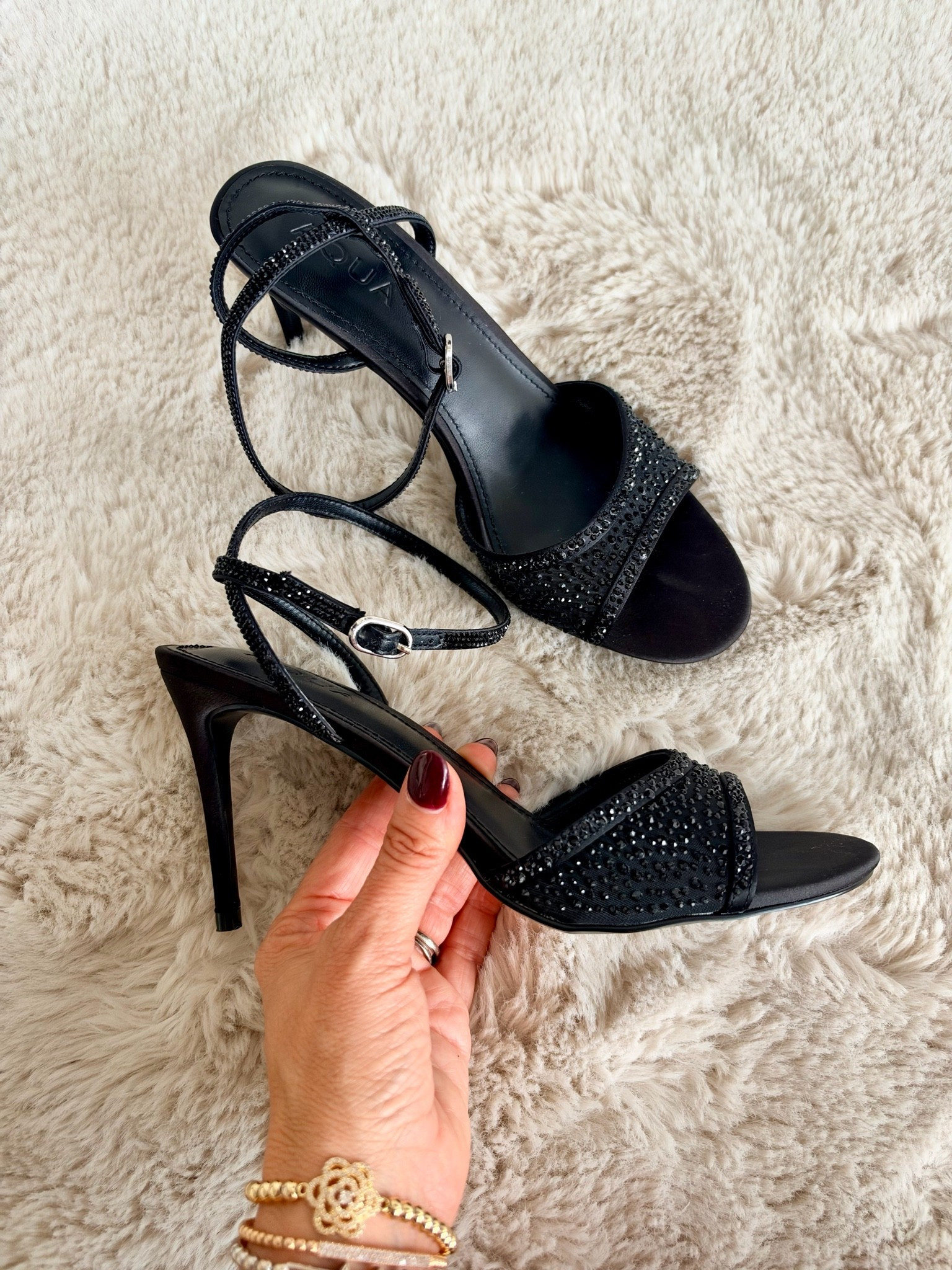 A little sparkle makes every holiday look better ✨🥂
Obsessed with these @aquabrandofficial sparkly heels from Bloomingdale’s- the perfect finishing touch for all those festive plans. ✨ From holiday parties to New Year’s celebrations, these are definitely making an appearance. 🤍
🎉 25% off items labeled Friends & Family now through 10/5!
🌟 Become a @bloomingdales Loyallist in seconds to earn rewards + free shipping while shopping for the things you love, no matter how you pay.
#bloomiespartner @bloomingdales-us @aquabrandofficial #ad 
@shop.tlk, #liketkit

#LTKootd #LTKOver40 #LTKSaleAlert