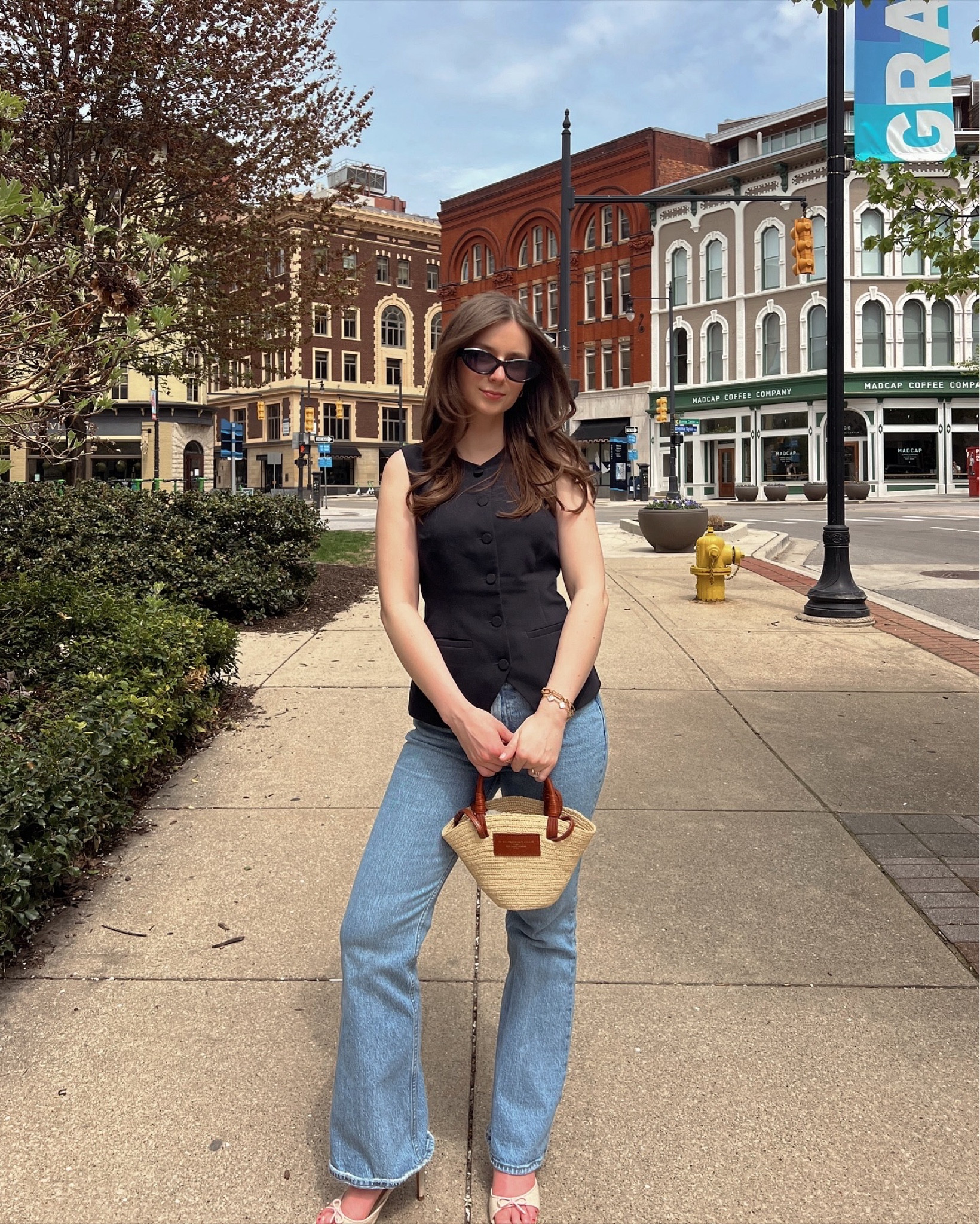 flare cut denim & tailored vests for spring🖤
——
jeans and vest are from @abercrombie 
bag is @sezane 
heels are @rayethelabel 
#abercrombiepartner #sezane #sezanelovers #springoutfitideas #springoutfit #ootd