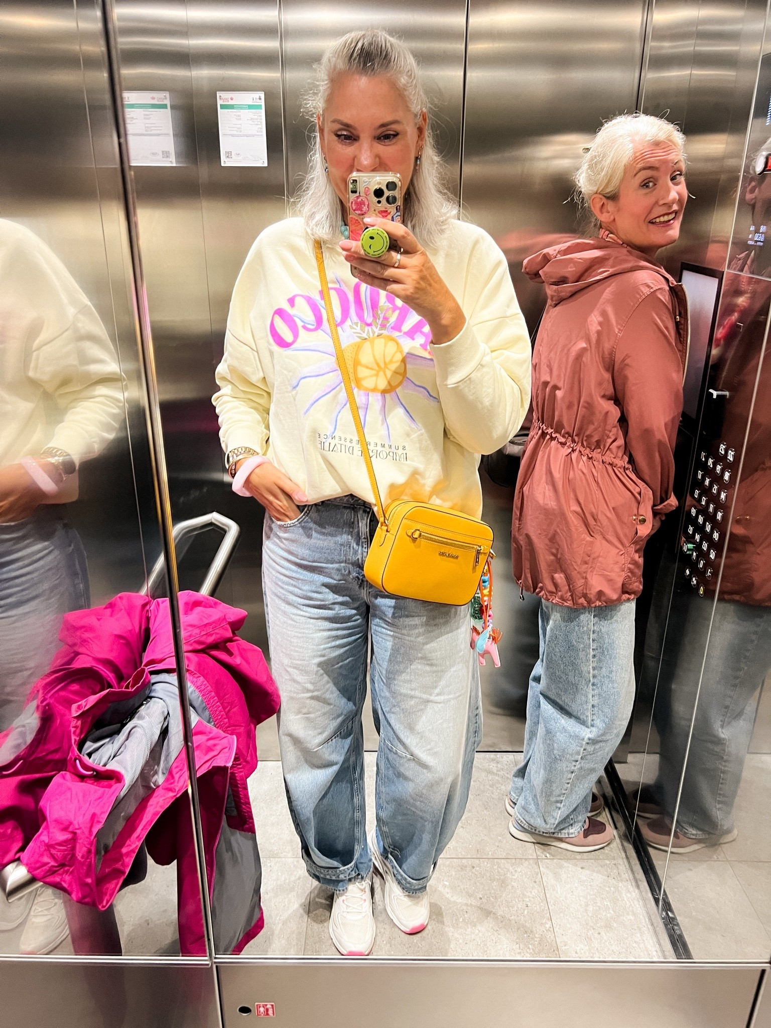OOTD - Woensdag. Gele sweater is een oudje van Shoeby, daaronder een t-shirt met print (M), een barrel fit jeans (44), Skechers sneakers, gele Michael Kors crossbody tas en mijn regenjas is van CMP.

#LTKnederlands #LTKeurope #LTKtravel