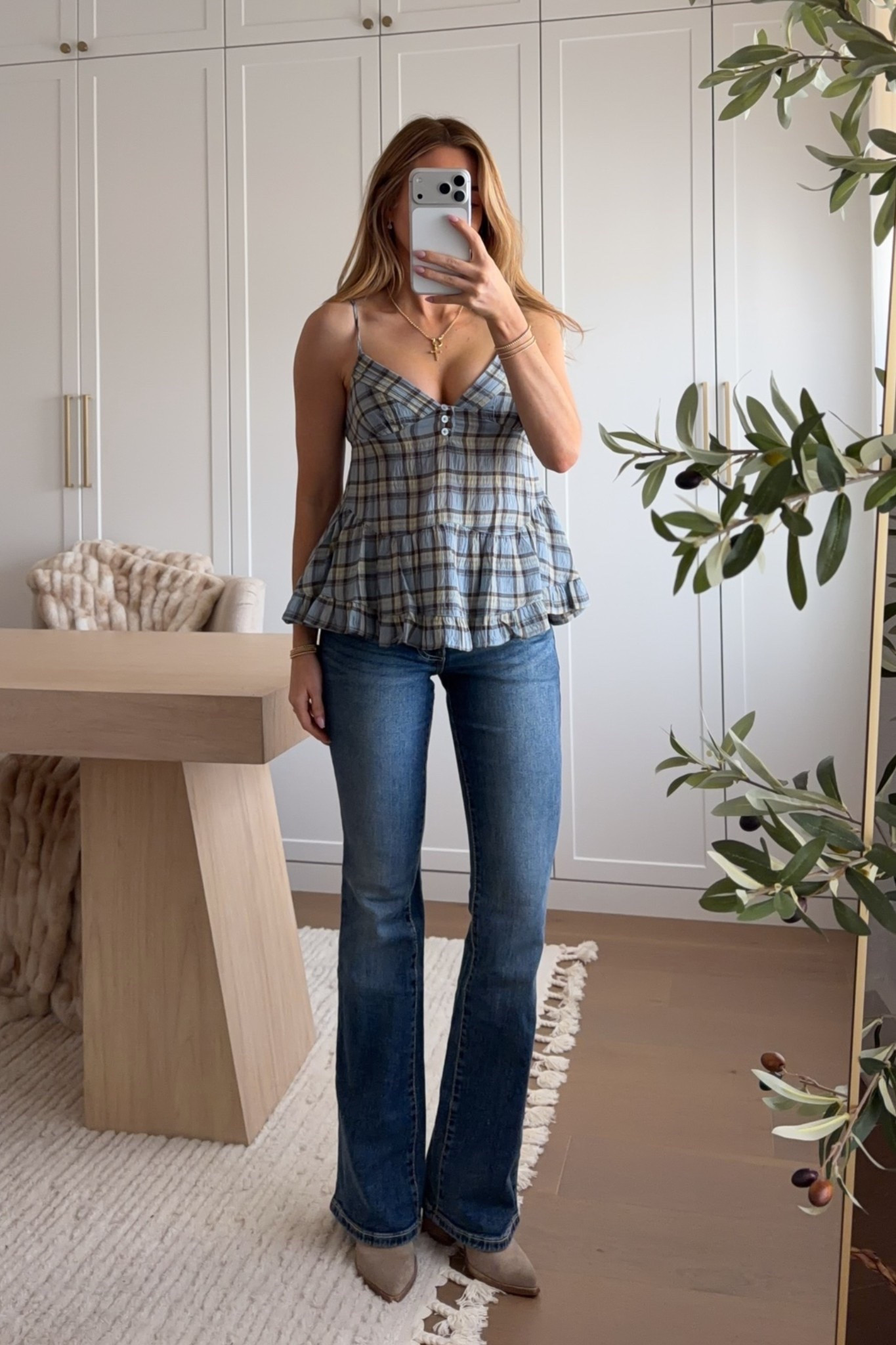 top: xxs // jeans: 0 — cannot believe this plaid top is only $14.98 from walmart!!! such a cute way to wear the plaid trend while it’s still hot out. 
@Walmart #walmartpartner #walmartstyle
