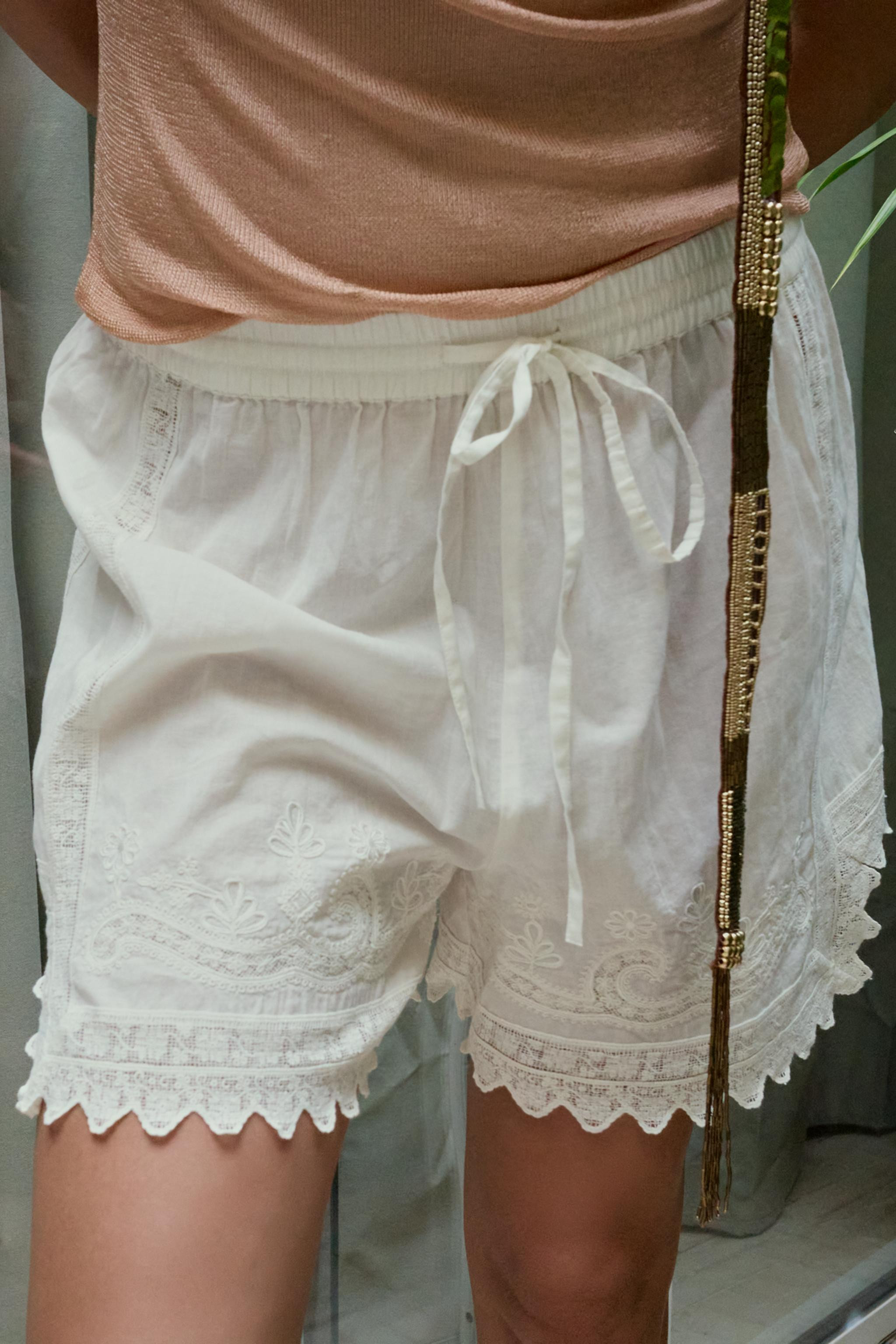 FLORAL EMBROIDERED LACE SHORTS | Zara US