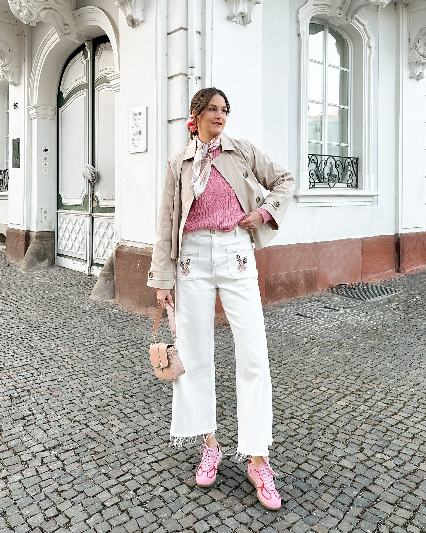 Entering my pink era 💘 (just kidding will always be a red girly, but pink is cute too 💘)
On en parle de ces baskets super girly ?? Vous allez beaucoup les voir à l’arrivée des beaux jours 🌸☀️🌷
[produits offerts]
•
•
•
•
#pinkoutfits #popofpink #frenchgirlstyle #parisianstyle #everydayoutfit #trenchcoatstyle #casualchicstyle #sportychic