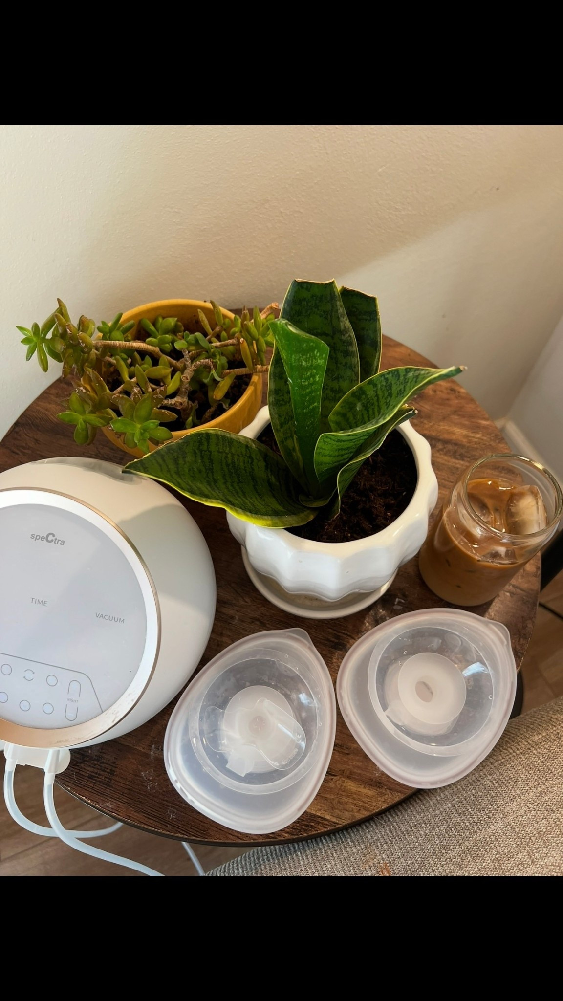 Just a casual mom set up🌷 nipple shield to nurse baby with, then pump, and of course coffee!!☕️ I wish momvozy didn’t stop making these original v1 cups because they are my favorite! The new ones are great as well and way more spill proof. #morningroutine #breastfeeding #pumpingmom 