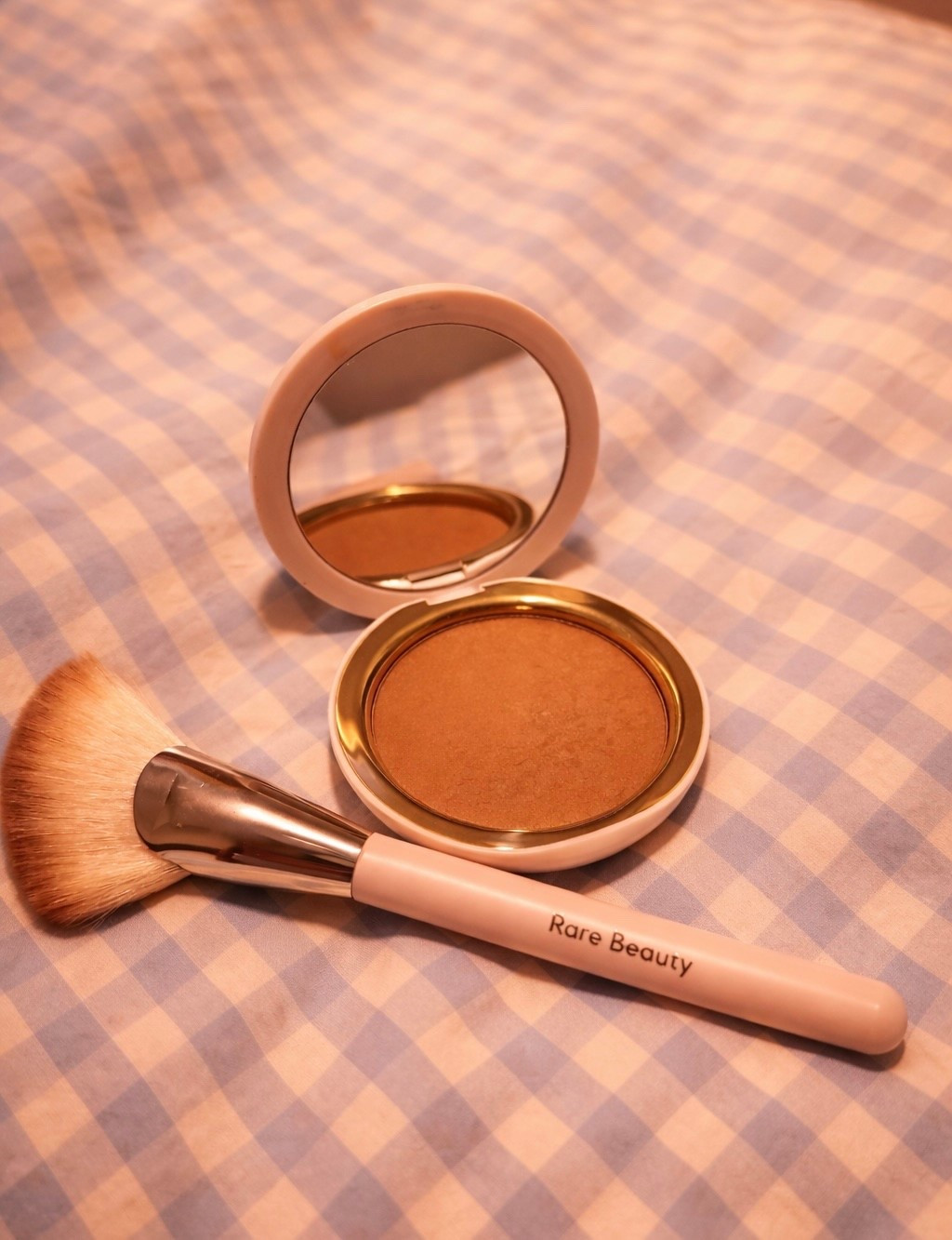 ✨ New launch alert ✨
Just tried the NEW Rare Beauty bronzing powder and I’m obsessed. This bronzer blends effortlessly, looks natural on the skin, and gives that warm, sun-kissed glow without going muddy. Paired it with the Rare Beauty bronzer brush for the smoothest application.

#LTKBeauty