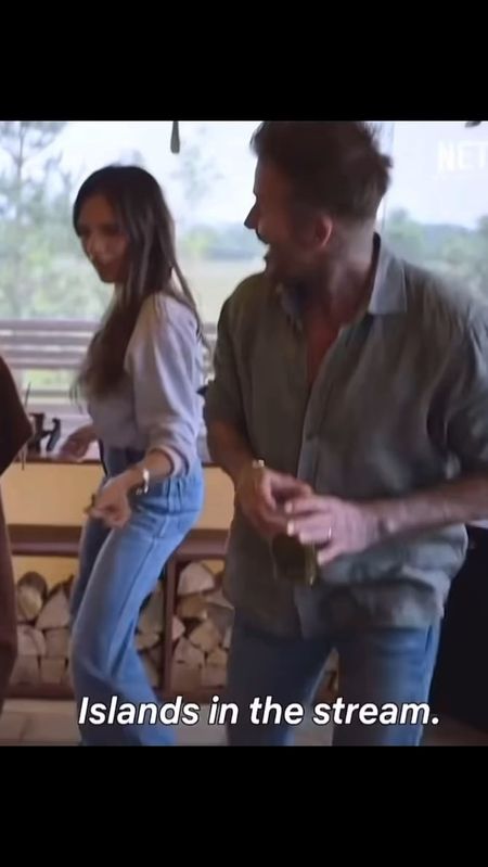 Shop Victoria Beckham's high waist front pocket jeans, crew long sleeve gray shirt #Victoriabeckham #CelebrityStyle


#LTKStyleTip