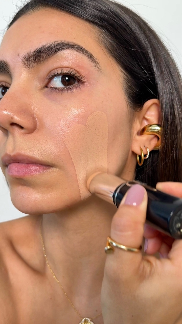Vejam a cobertura e a textura dessa base viral aqui na gringa da @diorbeauty @diorbeautylovers ✨
Estou apaixonada nessa base 😍
LinkLTK 
#maquiagem #base #beauty
