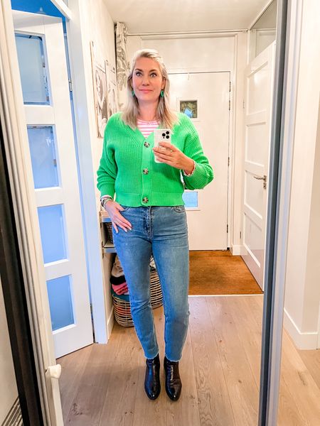 A ‘Gucci’ green cardigan paired with a pink striped shirt and slim mom fit jeans. 

Cardigan M
Shirt L
Jeans 30/tall



#LTKunder50 #LTKeurope #LTKworkwear