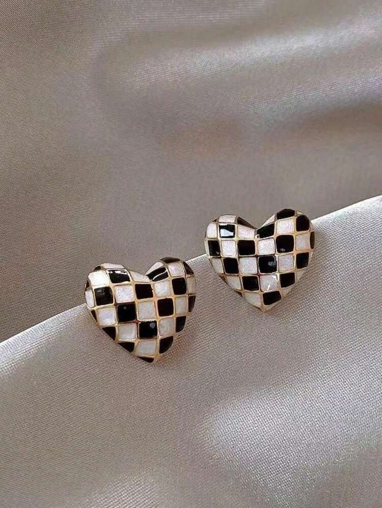 1 Pair Classic European & American Style Fashionable Black & White Checkerboard Heart Shaped Earrings, Simple & Versatile Minimalist Design | SHEIN
