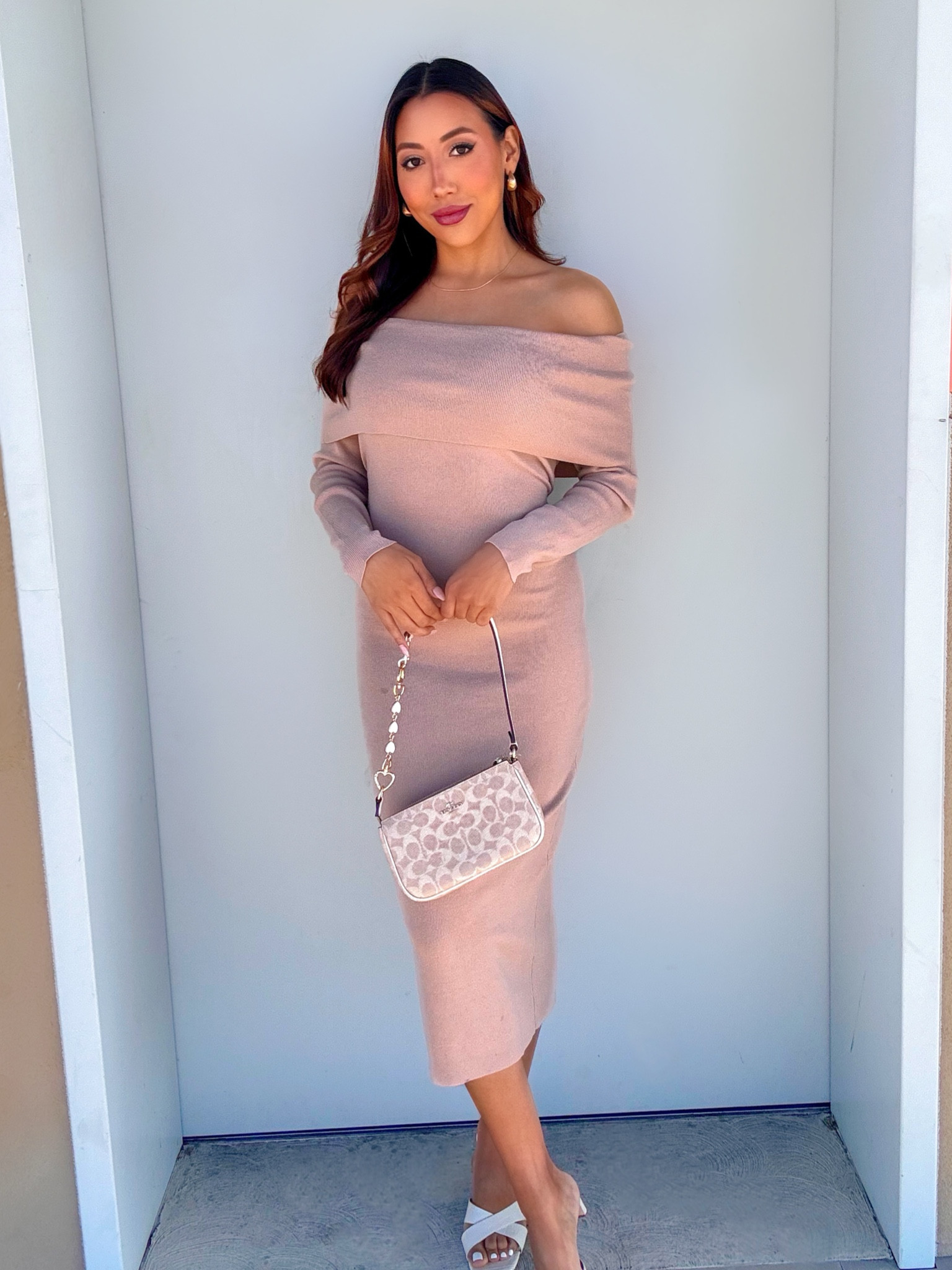 
Cozy and chic in my favorite off-the-shoulder sweater dress! Perfect for those cold winter days ✨ Dress runs BIG. Size down. I’m wearing XXS 🩷
#SweaterWeather #OffTheShoulder
