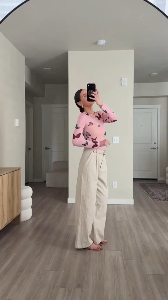 Butterfly #butterfly top /bestseller!  I preordered and waited about 2 weeks for shipment to arrive 
Pants are reholvebut found exact one on fina sale on hello Molly. Linking  
Wearing size small. I’m 5’7
Pants size small
Exact belt and sandals linked 