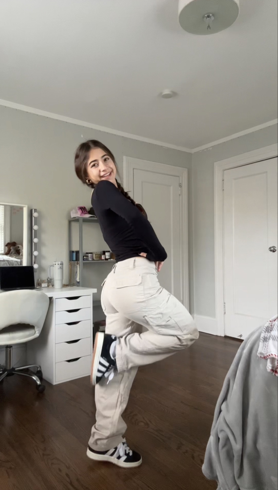 outfit from outfit inspo tiktok!
top: xs/s
cargo pants: 0
shoes: 8