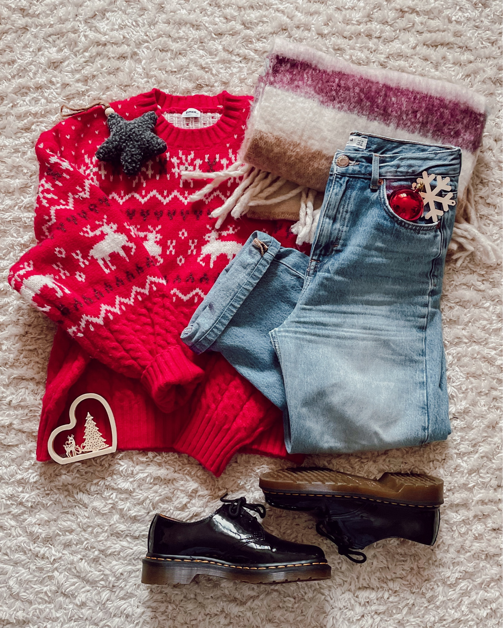 Outfit Noël Pull rouge cosy , jean bleu coupe droite , echarpe épaisse à frange,  Dr Marteens basses
Tenue d hiver

#LTKeurope #LTKfrance #LTKwinter