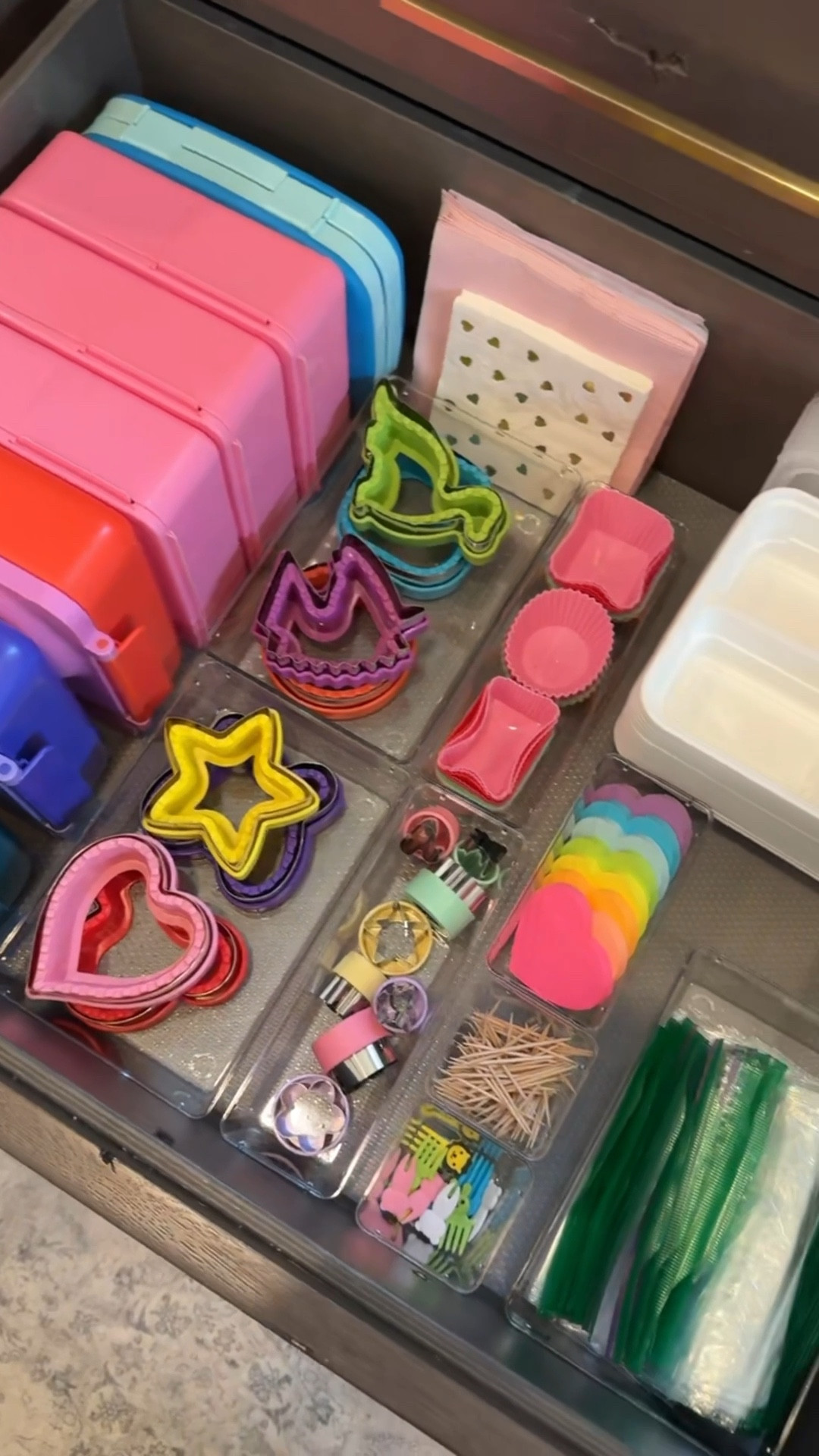 Kitchen Organization Kid’s Lunch Drawer 🏡

#home #kitchen #organization #drawer #storage #lunch #kids #family 

#LTKKids #LTKmomlife #LTKHome