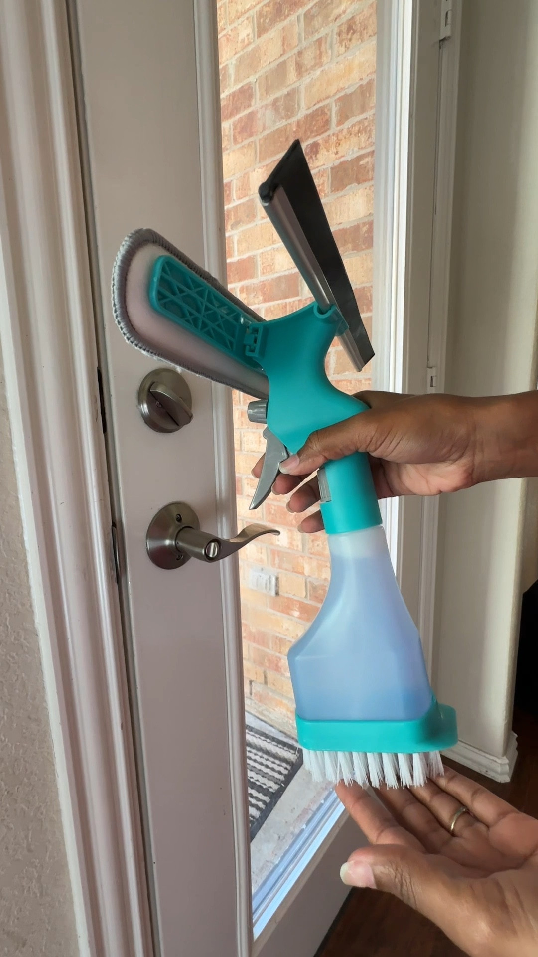 Girlies let’s work smarter not harder with this 4-in-1 glass cleaner tool from Keepow 🤩

#LTKHome #LTKFamily #LTKFindsUnder50