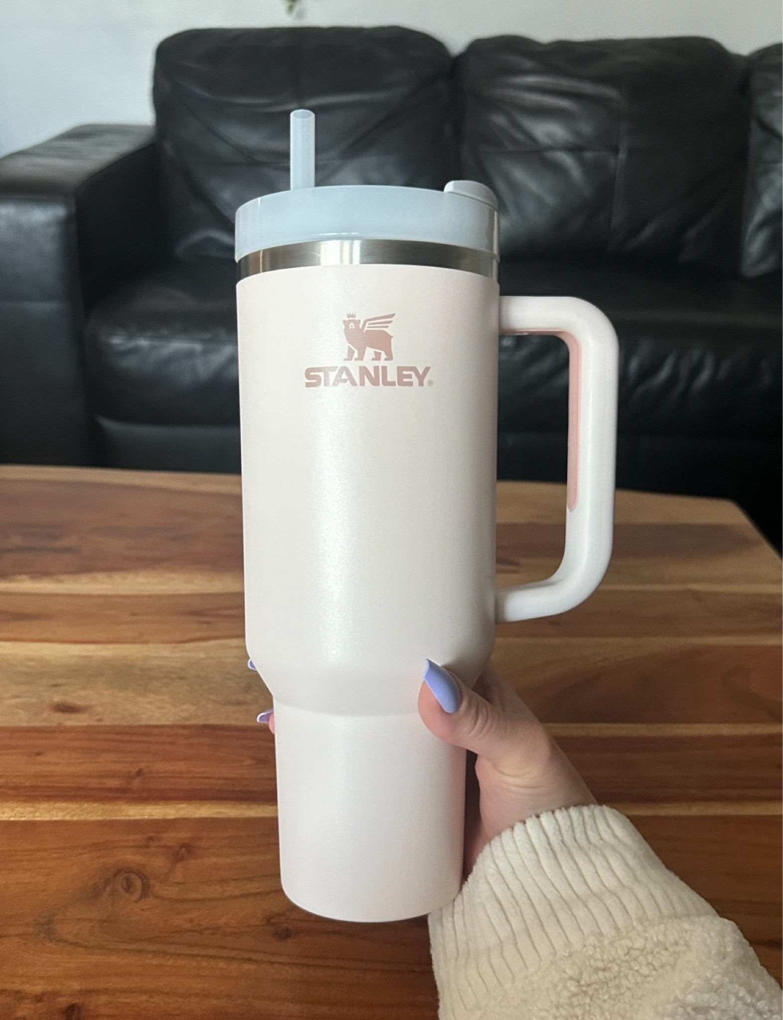 Stanley Quencher 40oz in the cutest pink color 🌸
.
.
.
#stanleypartner #gifted @stanley_brand