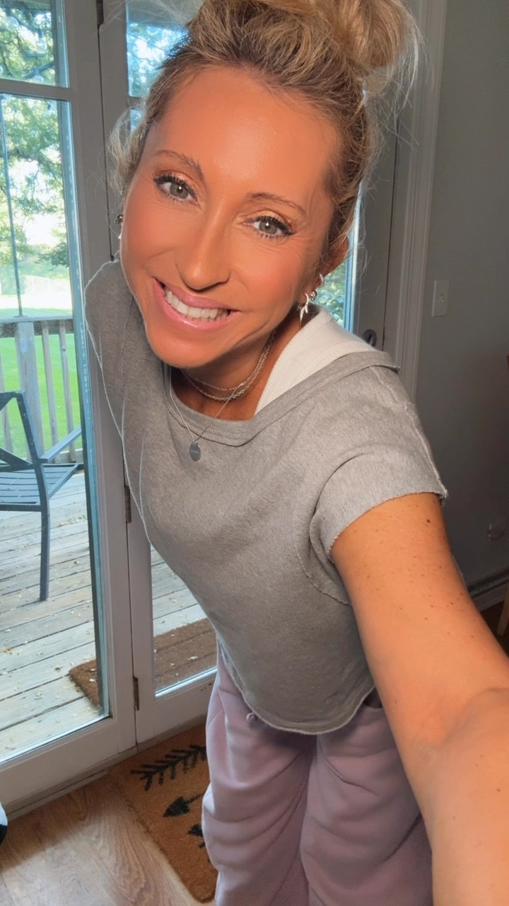 Athleisure is always an option… when I saw these barrel sweatpants I was in love… they’re super comfortable and cute… come in a ton of colors too… I’ll always reach for easy pieces like this.. happy almost Friday… 

Sweats, athleisure, athletic, sportswear 

#LTKActive #LTKStyleTip #LTKFindsUnder100