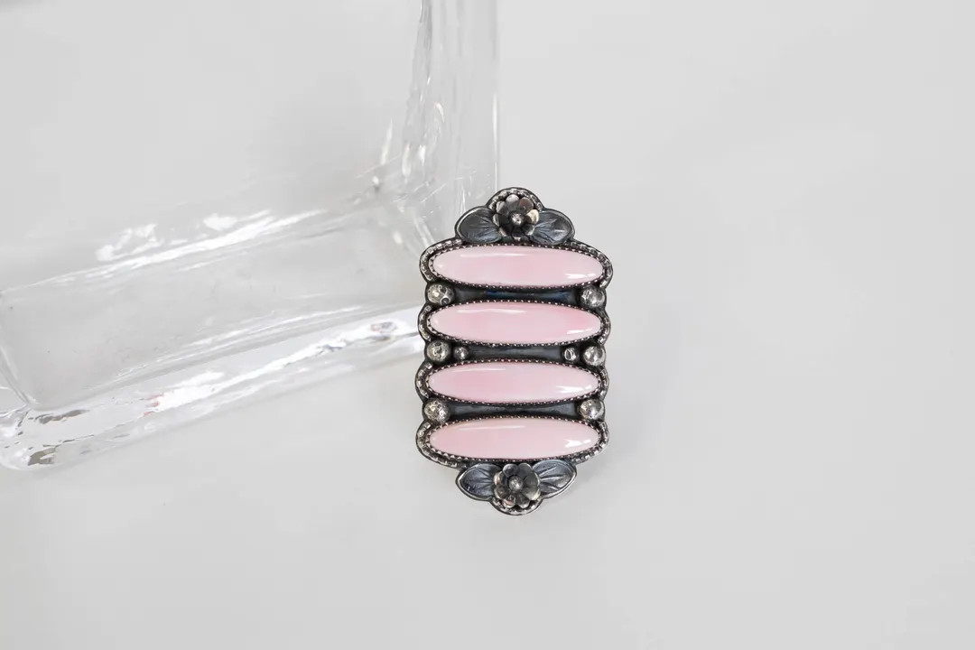 Pink Conch ring. Artist: Myron Etsitty | Etsy (US)