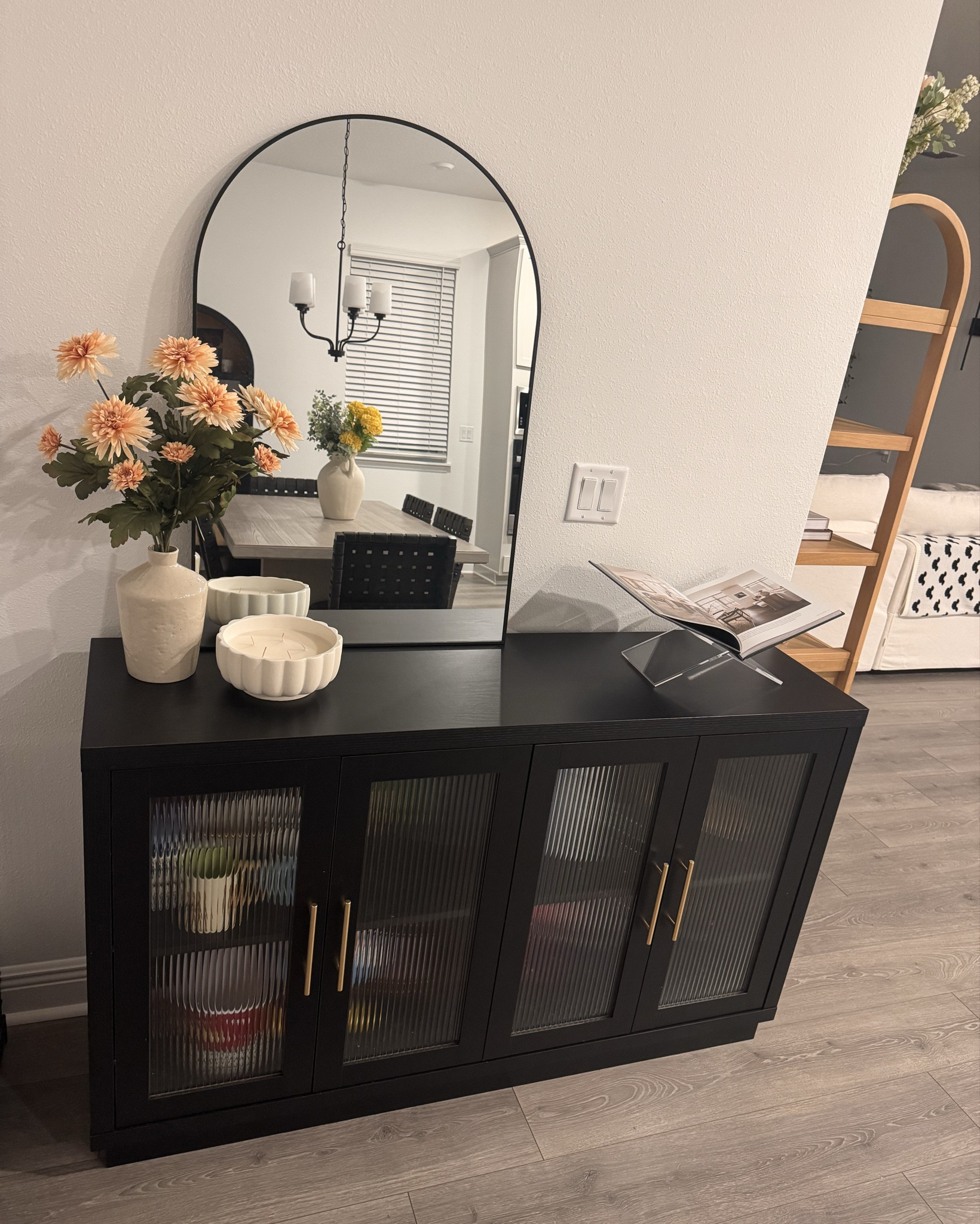 One of my favorite little spots 🤍 Just a mirror, a pretty coffee table book, and that cozy kind of calm that makes the whole space feel more like me. Everything’s linked 🤎🏡