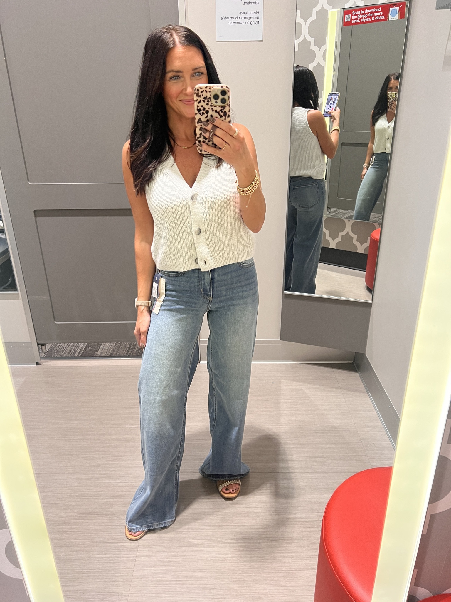 High rise, wide leg denim on deal! Slightly long on me. Fitted but TTS. Wearing a 4. Comes in several washes. 



#LTKFindsUnder50 #LTKOver40 #LTKPetite