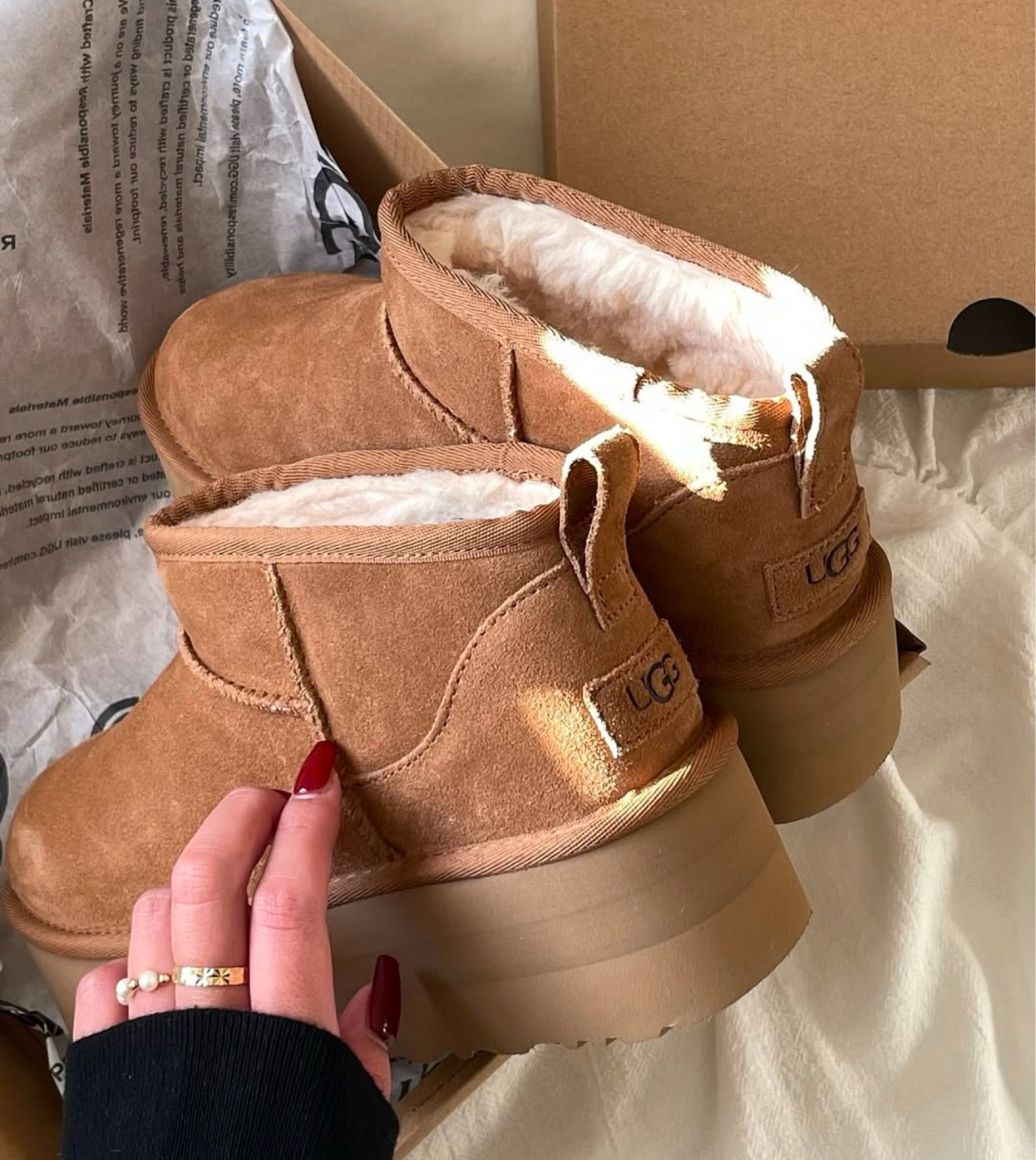 Ugg platforms 🐻🤎🤍

#LTKGiftGuide #LTKSeasonal #LTKHoliday
