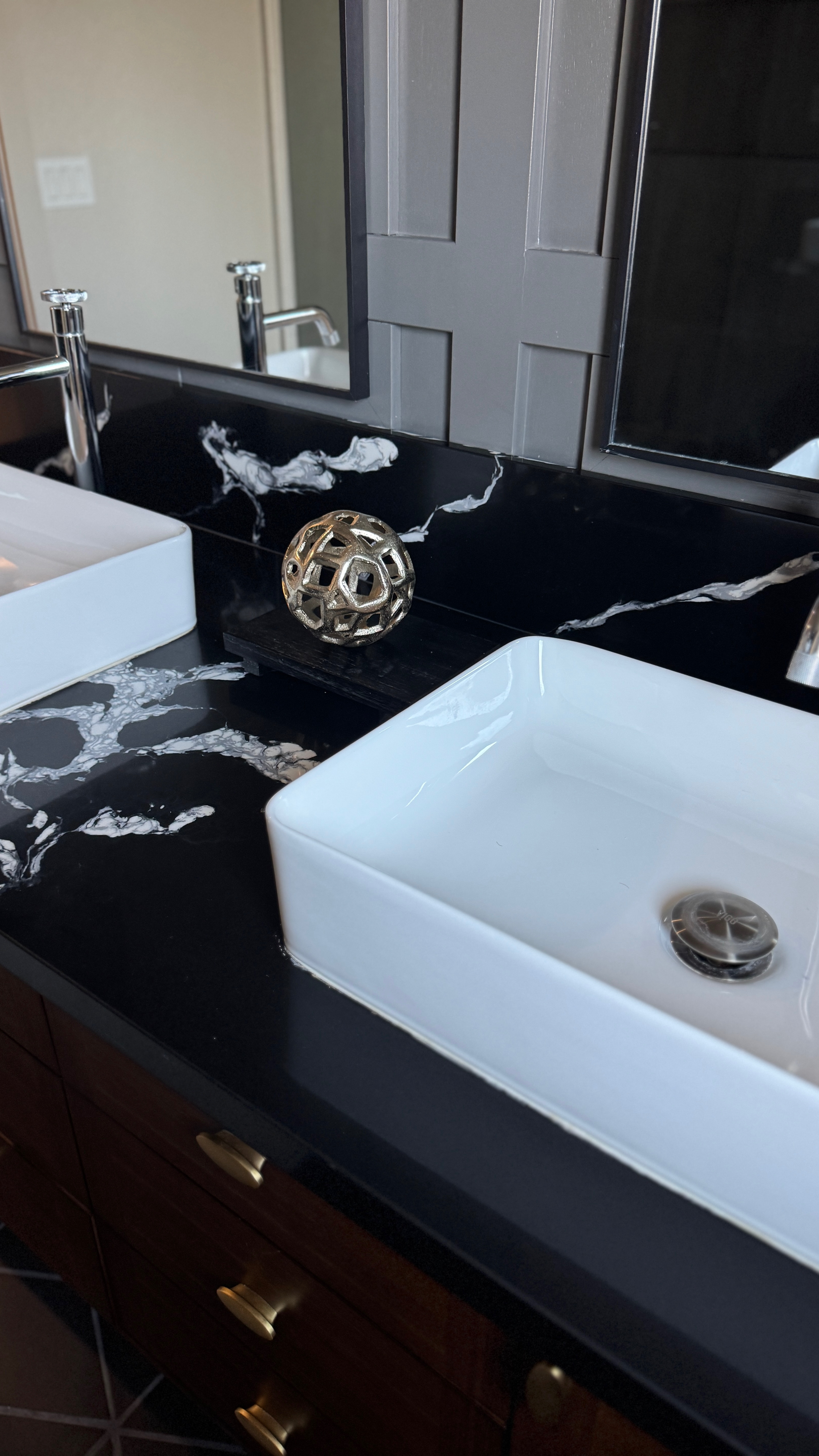 When the client trusts you completely and hands over the reins - let the creative magic begin!🖤

#interiordesign #turlock #designer #hilmar #modesto #moodyinteriors #bachelor #bachelorpad #moderndesign