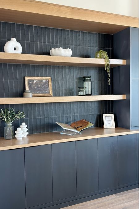 Shelf styling 🖤

#LTKhome #LTKstyletip