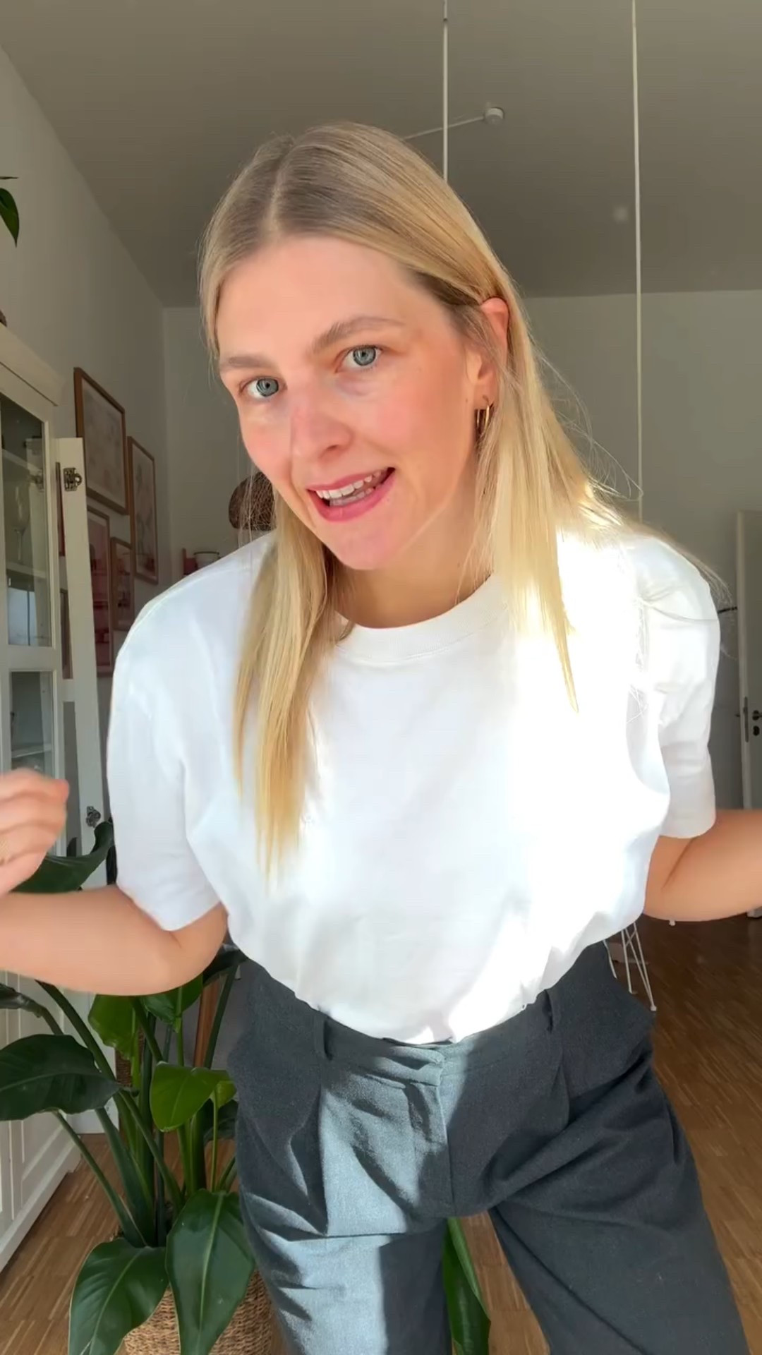 ✨ Dein neues All-Year-Basic: das weiße T-Shirt ✨

Zu viele weiße T-Shirts im Schrank? Keins sitzt richtig oder fühlt sich hochwertig an 😅
Dieses hier ändert alles – deshalb habe ich es auch in Schwarz.

Darauf wirst du nicht mehr verzichten wollen:
• ✅ Rundhals statt V-Neck → sitzt perfekt unter jedem Layer
• ✅ Bio-Baumwolle & langlebiger Stoff → formstabil, kein Ausleiern, kein Durchscheinen
• ✅ Gerader Schnitt & leicht längere Ärmel → sitzt immer sauber
• ✅ Zeitlos & vielseitig → begleitet dich das ganze Jahr

💡 Mein Aha-Moment: Viele T-Shirts kommen und gehen – dieses Basic bleibt dein Lieblingsstück.

👇 Wenn du magst, kommentiere „Shop“ – dann schicke ich dir den Link zu meinem T-Shirt.

#allyearbasic
#slowfashionbasics
#weißestshirt
#nachhaltigemode
#capsulewardrobe