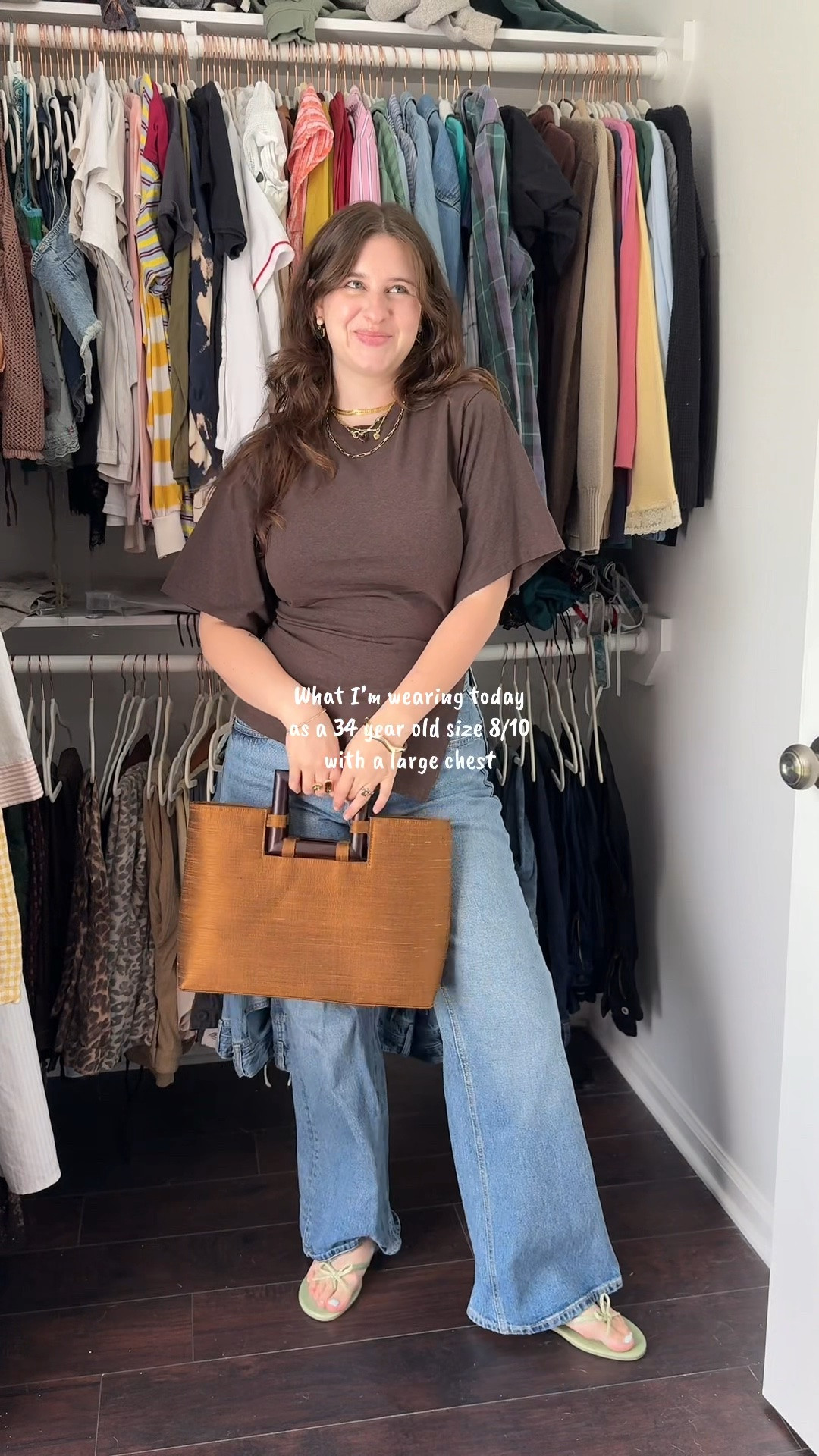 Felt like styling a more simple outfit today! I recently found this silk bag thrifting and I’m obsessed.

#size8fashion #outfitinspo #styleinspo #fashionover30 #largecheststyle