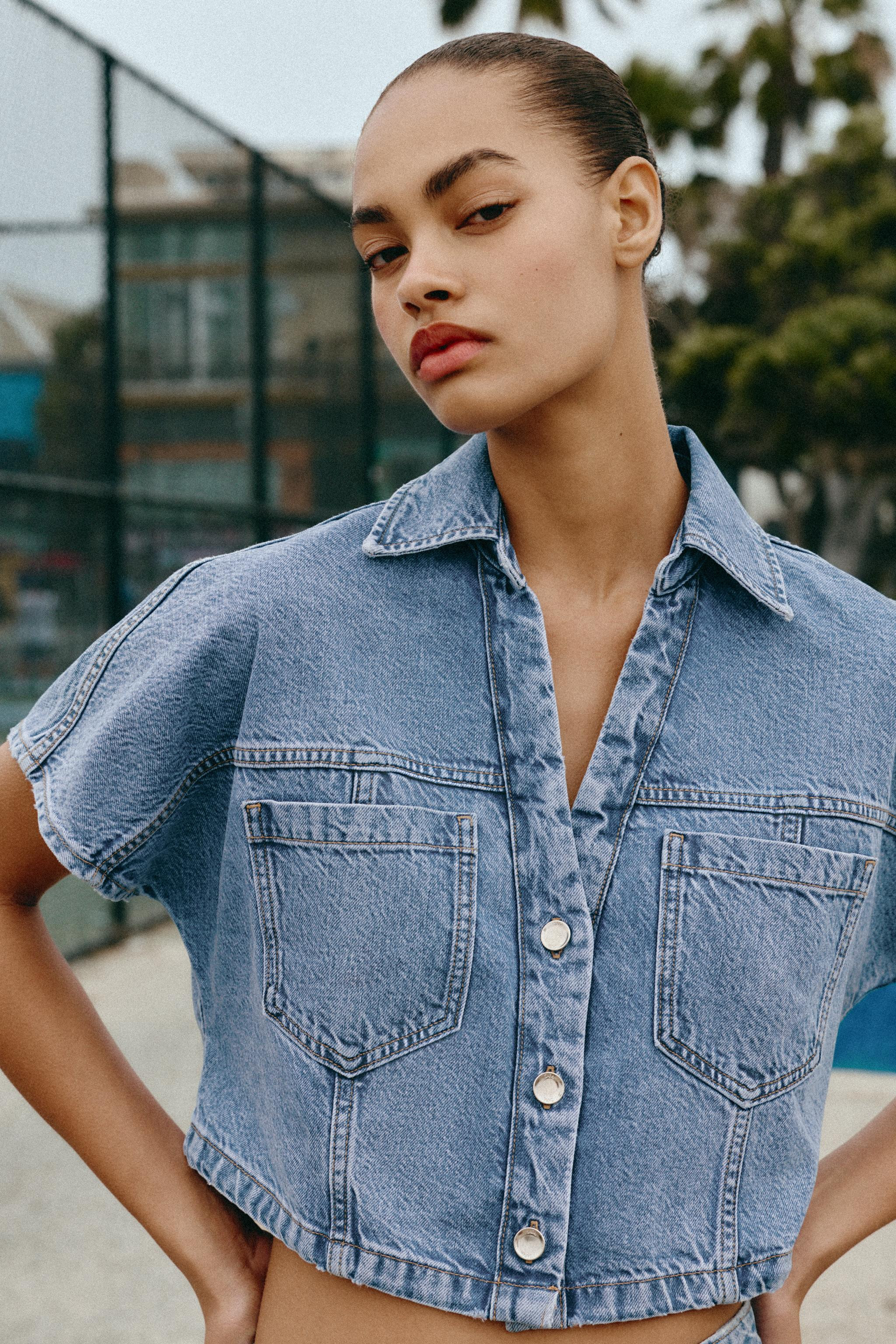 Lapel collar shirt with V-neckline and short sleeves. Front patch pockets. Adjustable hem with el... | Zara US