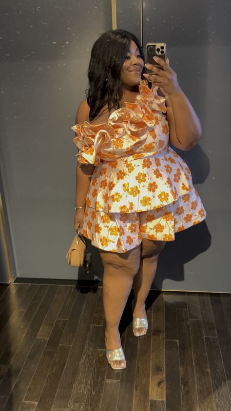 ‘‘Twas the Night before LTKCon and it’s time to slay. 

Wearing a look that I absolutely love from NYFW.

Size 18 Top / 20 Shorts

Plus Size Fashion, Plus Size Outfit 

#LTKfindsunder50 #LTKCon #LTKsalealert
