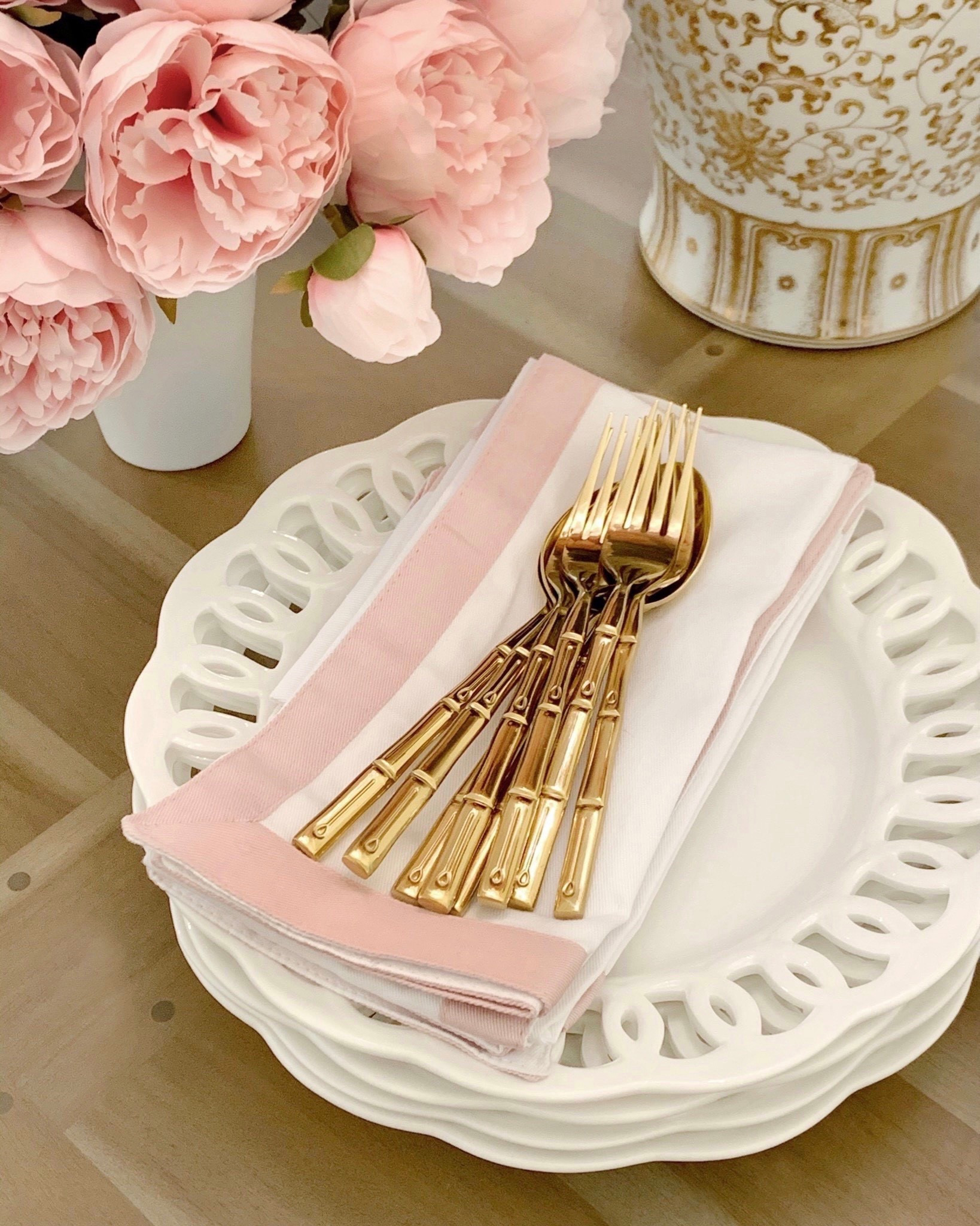 Amazon prime day deal!! Best price on this beautiful gold bamboo flatware set! 🤩

#LTKHome #LTKFindsUnder50 #LTKSaleAlert