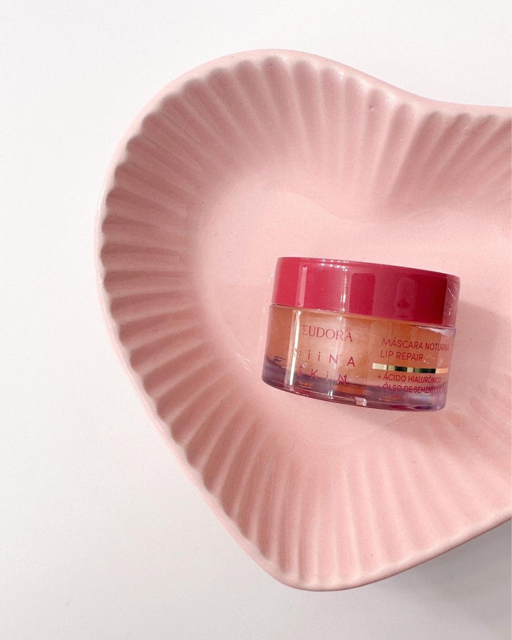 Todo mundo que me pediu indicação de um bom hidratante labial nos últimos tempos recebeu a mesma resposta: a lip repair da linha Niina Secrets com Eudora.
Sério. Desde que eu conheci esse produto me apaixonei por ele. É um hidratante labial noturno (tipo lip mask sabe?) mas que eu uso de dia também (ela não tem nenhum ingrediente fotossensibilizante então tá liberado 😂).
A proposta é acordar com os lábios renovados em 8 horas de sono e a fórmula tem ácido hialurônico, óleo de semente de uva e colágeno vegetal, que, juntos, proporcionam hidratação profunda e protegem contra o ressecamento, formando uma película que ajuda a evitar a perda e repor a hidratação.
Eu achei a textura muito parecida com o Aquaphor, que, pra mim, é um dos produtos mais hidratantes que já usei nos lábios. Tanto ele quanto o potinho da Niina tem uma textura espessa (são pomadas durinhas, sabe?), mas o da Niina é ainda melhor, porque tem um cheirinho doce que eu gosto muito.
É uma super opção pra quem está com os lábios muito ressecados ou machucados porque a melhora é visível em uma noite.
Eu amei! 

#LTKbeauty #LTKbrasil