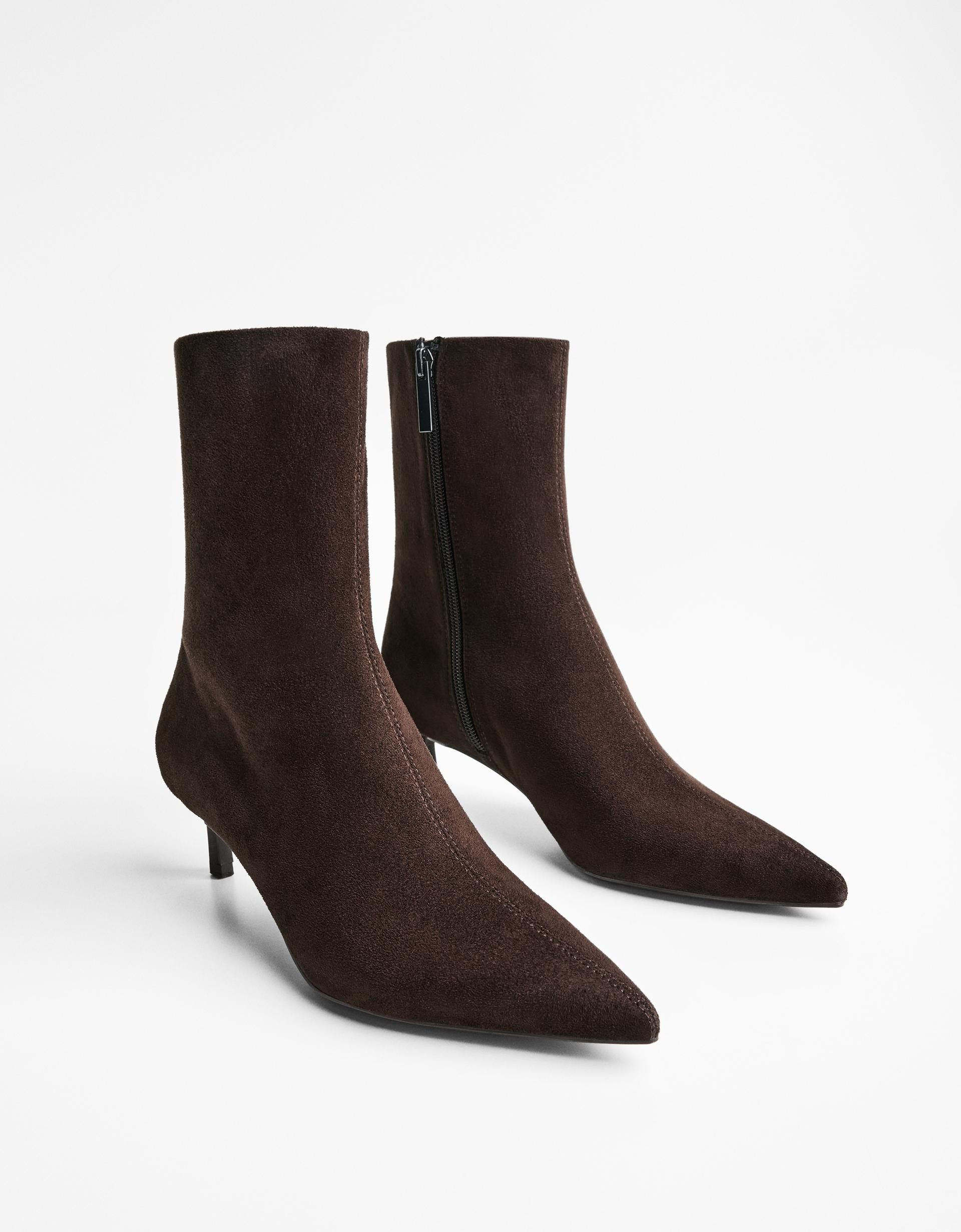 Stiefeletten in Lackoptik mit Kitten-Heels - Schuhe - Damen | Bershka DE