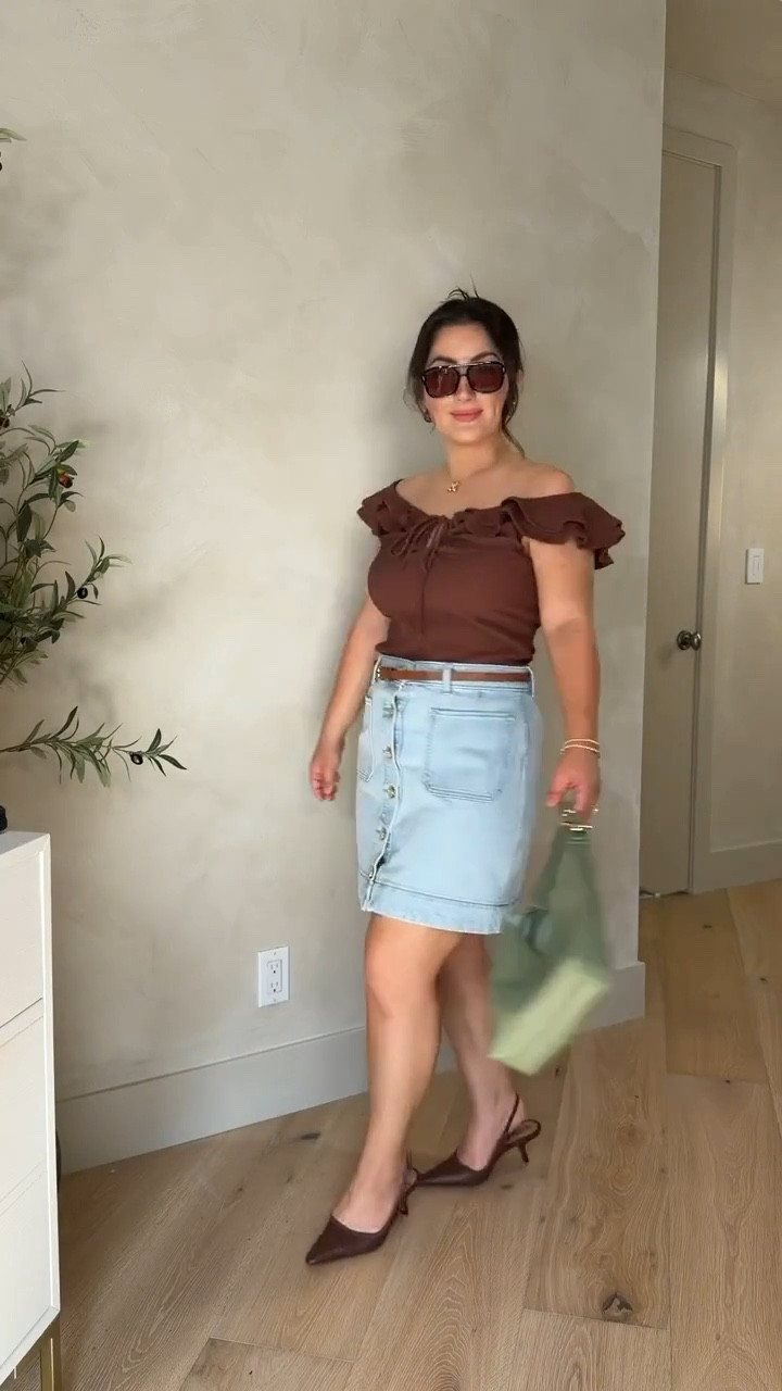 Cute ruffle top and denim skirt!! Looks so chic!!!

Top size small 
Skirt size small 

5'0" 140lbs  

 

#LTKootd #LTKSaleAlert #LTKPetite