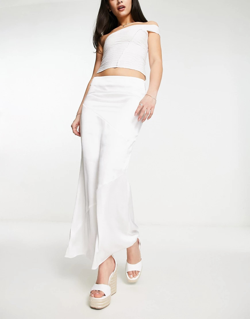 NA-KD x Chloe Schuterman - Jupe longue en satin avec coutures visibles - Blanc | ASOS (Global)