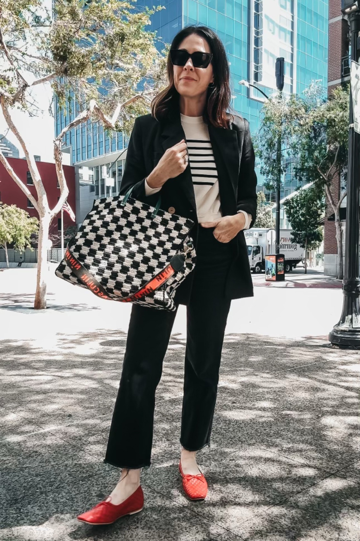 Blazer - Dal the Label (oversized) 
Jeans - Frank and Eileen Monaghan (TTS) 
Shoes - Freda (use code 15CONNI for 15% off)  
Bag - Clare V 
Sweater - Molli 
Sunglasses - Le Specs

#LTKworkwear #LTKshoecrush