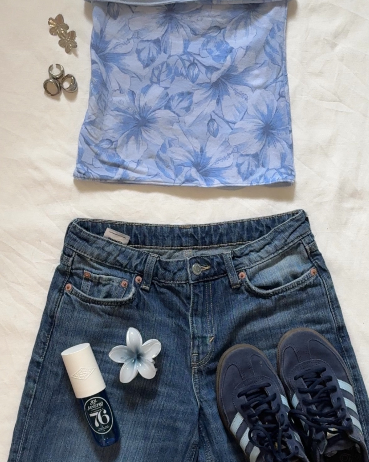 The hollister famous tube top fit ! 
Earrings - https://s.click.aliexpress.com/e/_onmAnjl
Hair clip - https://s.click.aliexpress.com/e/_oCvG45z