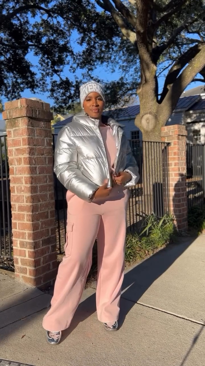 What's your winter go-to? I love the girls who wait all year for winter outfits, but as for me & my house, COMFORT IS QUEEN. A cozy two-piece will be grabbed & I've been living in @fabletics since they turned the air on outside. 

Monthly outfit from: fabletics.com/moveinfabletics

Essential cropped hooded puffer: Large 
Cotton cropped long sleeve: Large
Fleece wide leg cargo: XLarge 

#fableticspartner #fabletics #winterstyle #midsizestyle #cozyvibes #charlestoninfluencer