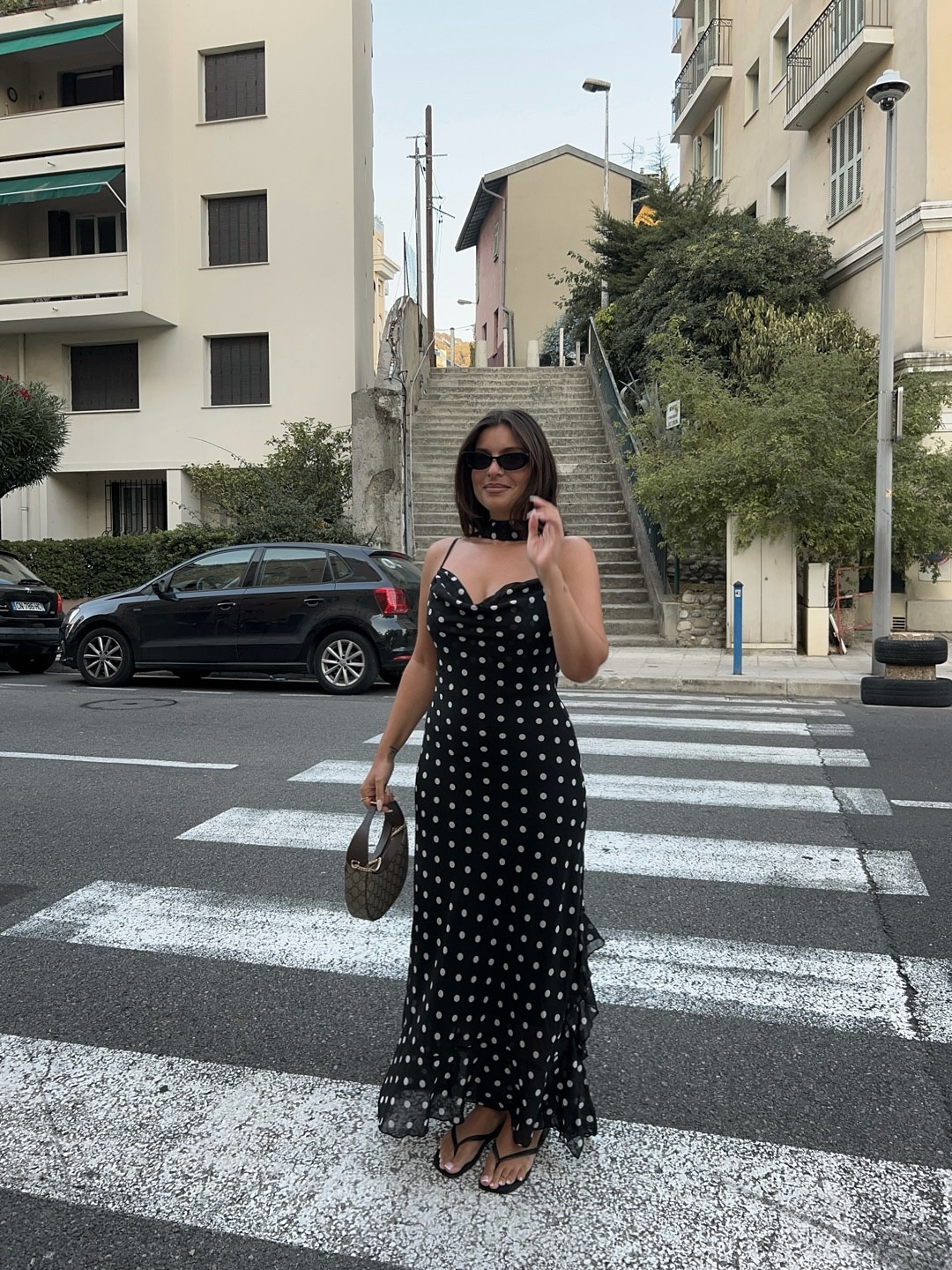 Cette robe me fait sentir comme Monica Bellucci 😂🖤 on valide la tenue ? 

#ootd #fashion #fashionista #ootdmagazine #lookdujour #polka #polkadots #girlinblack #italiangirl #fashionable #vintagevibes #90s #postoftheday #nice #lifestyle #gucci #luxury #havainas