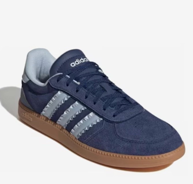 Adidas breaknet shoes - the ribbons on these are absolutely adorable. My friend has a pair and they are so cute! 


#adidas #breaknet #sambas #dsw #tennisshoes

#LTKU #LTKActive #LTKOver40