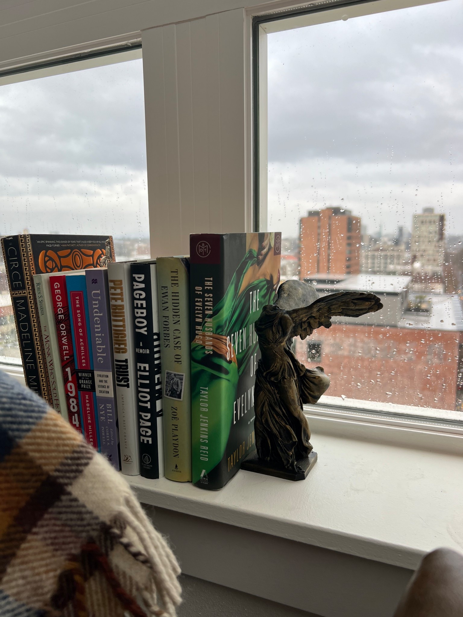 Winged Victory of Samothrace bookend 😍

#LTKFindsUnder50