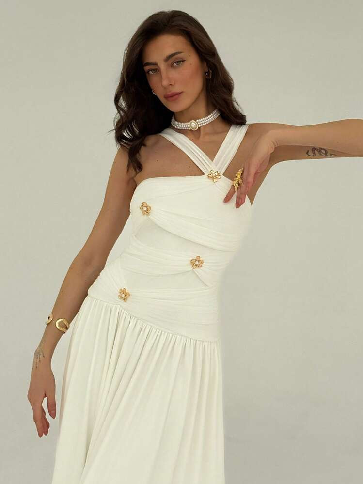 Aloruh Vestido de mujer con cuello halter, plisado de unicolor y decoración de flor de metal | SHEIN