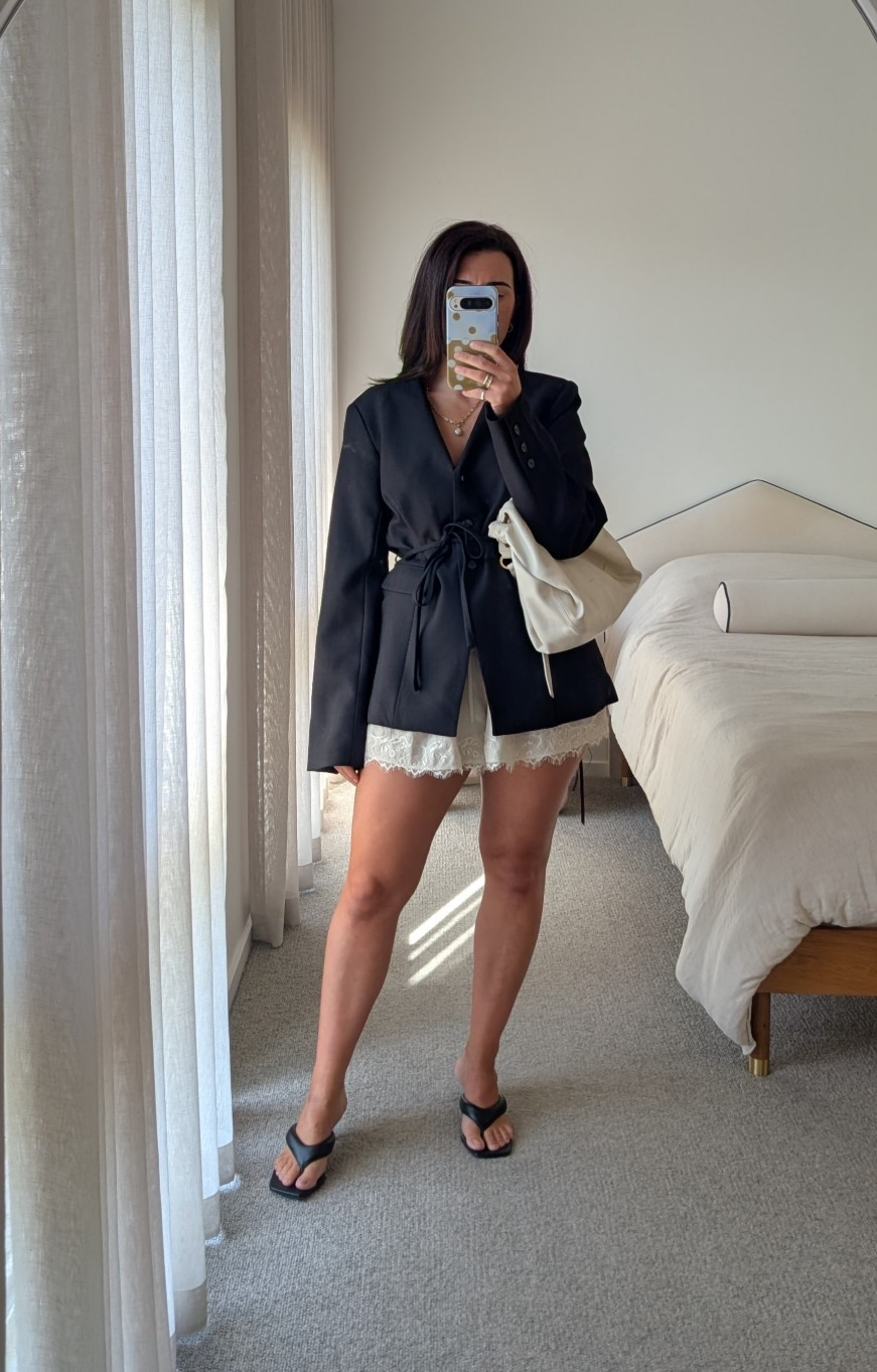 Oh gosh I’ve been dying to wear these two together, thank you Melbourne and your lack of coming to the Winter party!

Wearing an 8 in the jacket
10 in the shorts


#LTKpartywear #LTKaustralia #LTKstyletip