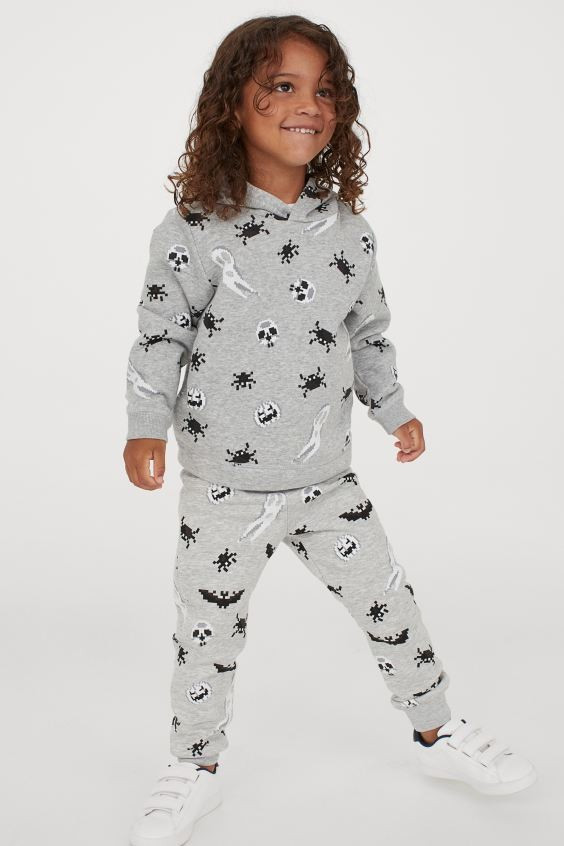 Relaxed-fit sweatpant joggers in cotton-blend fabric. Covered, elasticized waistband with drawstr... | H&M (US + CA)