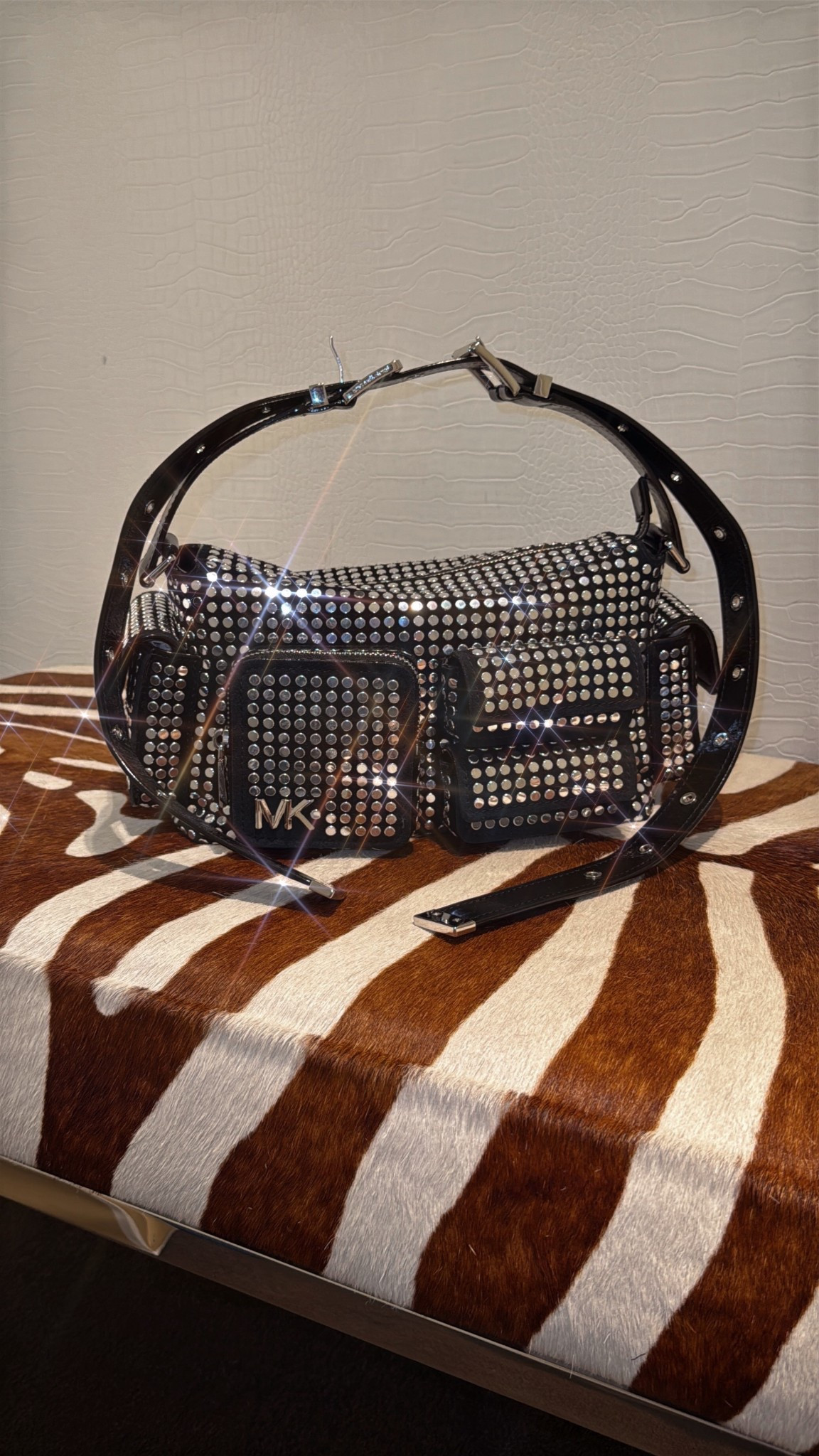 My favorite bag of the season is on sale for nearly half-priced rn! The Michael Kors Dakota Satchel in medium studded suede.

#MichaelKors #satchel #studdedbag #bagtrends 